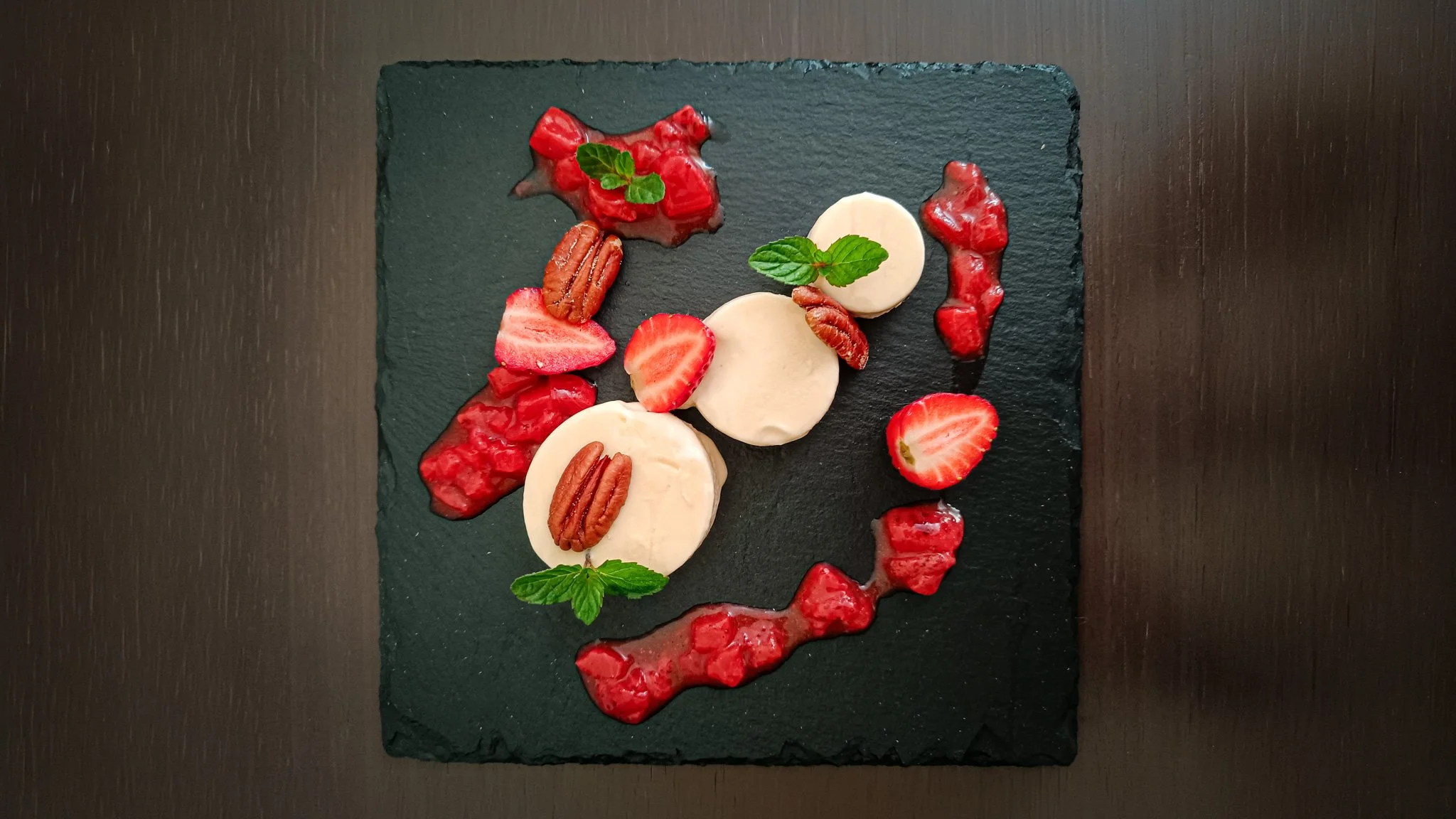 Zirbenparfait mit Erdbeer-Ragout