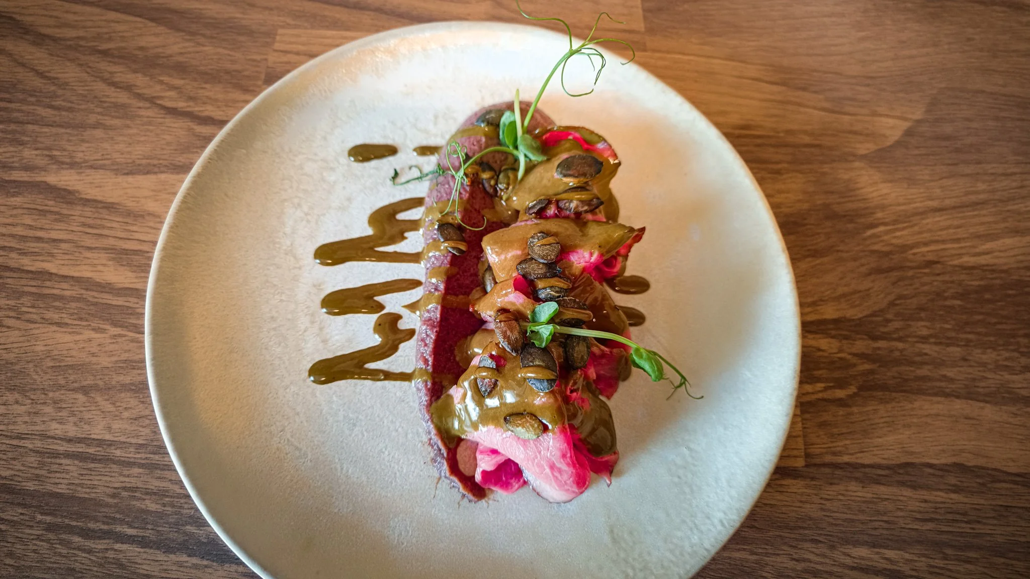 Heimisches Roastbeef mit Käferbohnencreme und Kürbiskernmayo