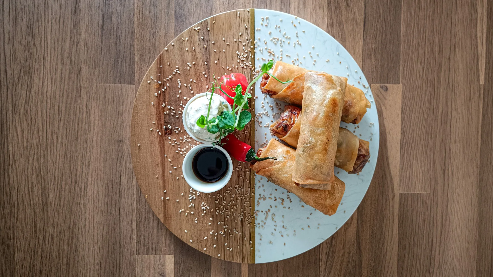 Frühlingsrollen mit Soja-Sesam-Dip