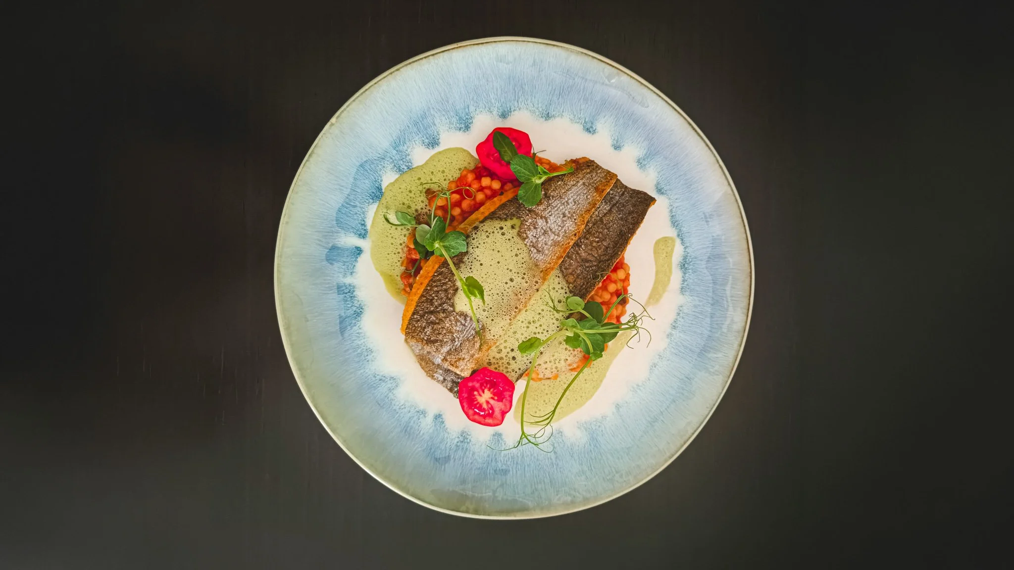 Gegrilltes Forellenfilet mit Tomaten-Fregola und Basilikumschaum