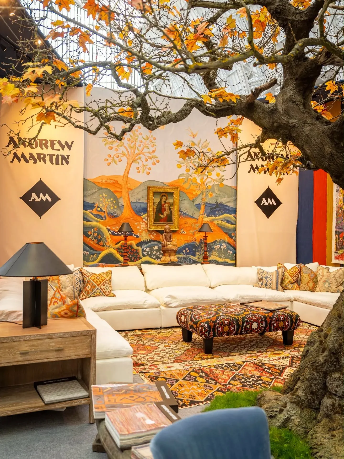 Huge Congratulations to @andrewmartin_int for winning the "Best Space Only Stand" award at @decorex_international this week! 🏆✨

I am absolutely thrilled to see my hand-painted wallpaper mural, "Rufus" ~ created in collaboration 