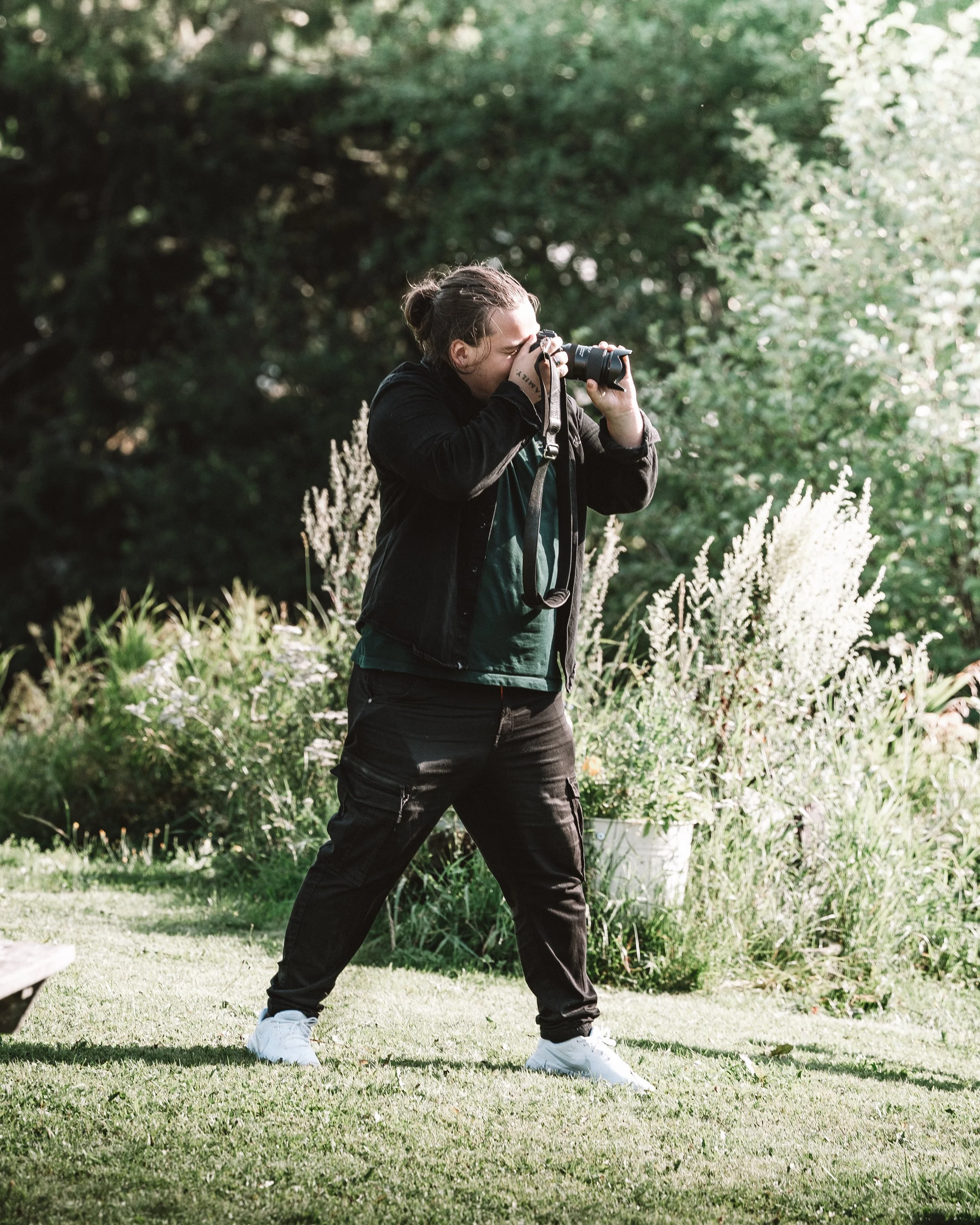 Douglas Johansson fotar som bröllopsfotograf i Örnsköldsvik, Höga Kusten, utomhus i en grön trädgård.