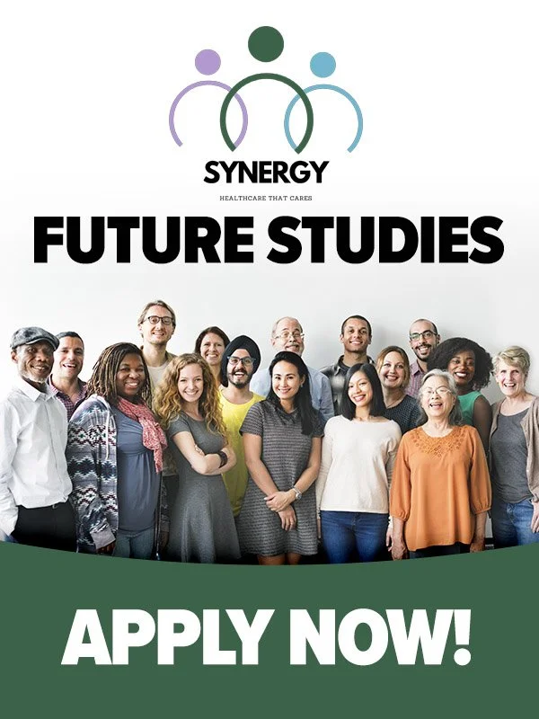 Grupo de personas diversas sonriendo en una fotografía promocional para estudios futuros, promoviendo una solicitud o postulación.