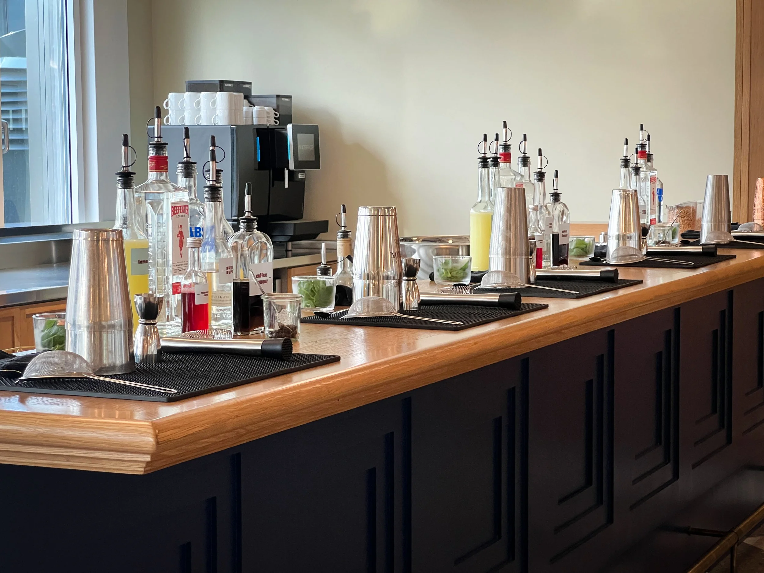 Aufgebaute Bar mit Spirituosen und Zutaten für den Cocktailkurs