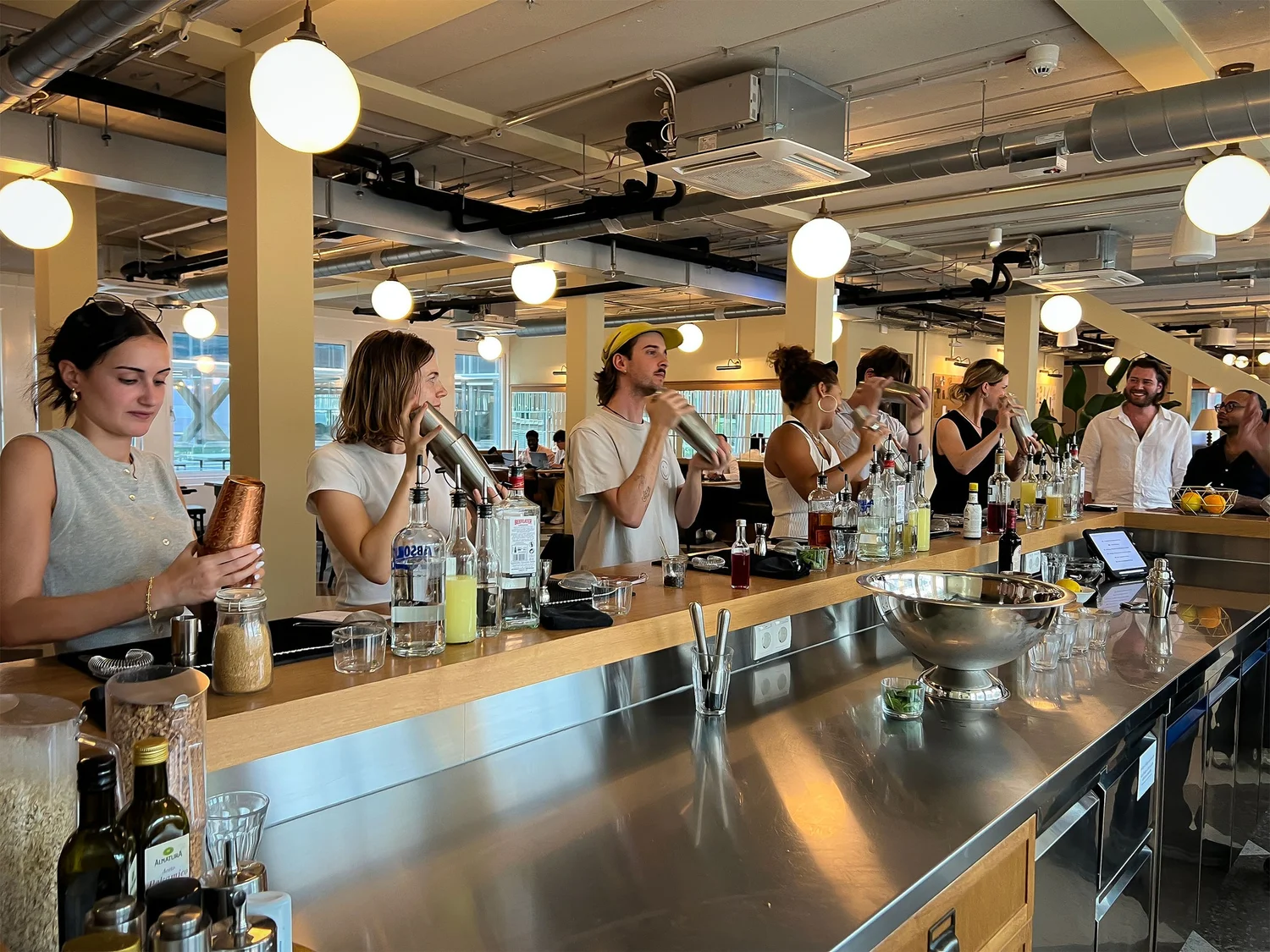 Alle an der Bar