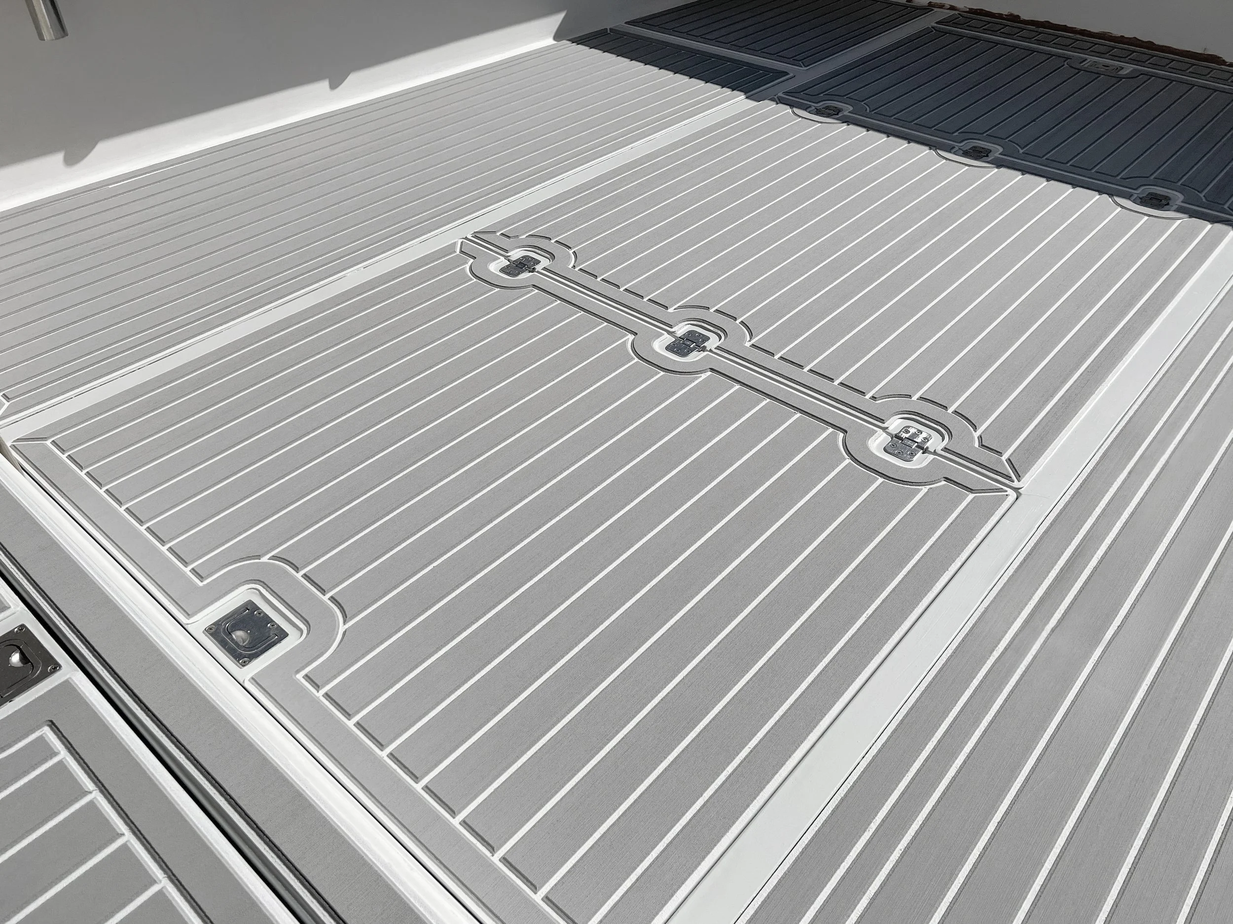 Nauteva Marine Flooring Light Gray Over White