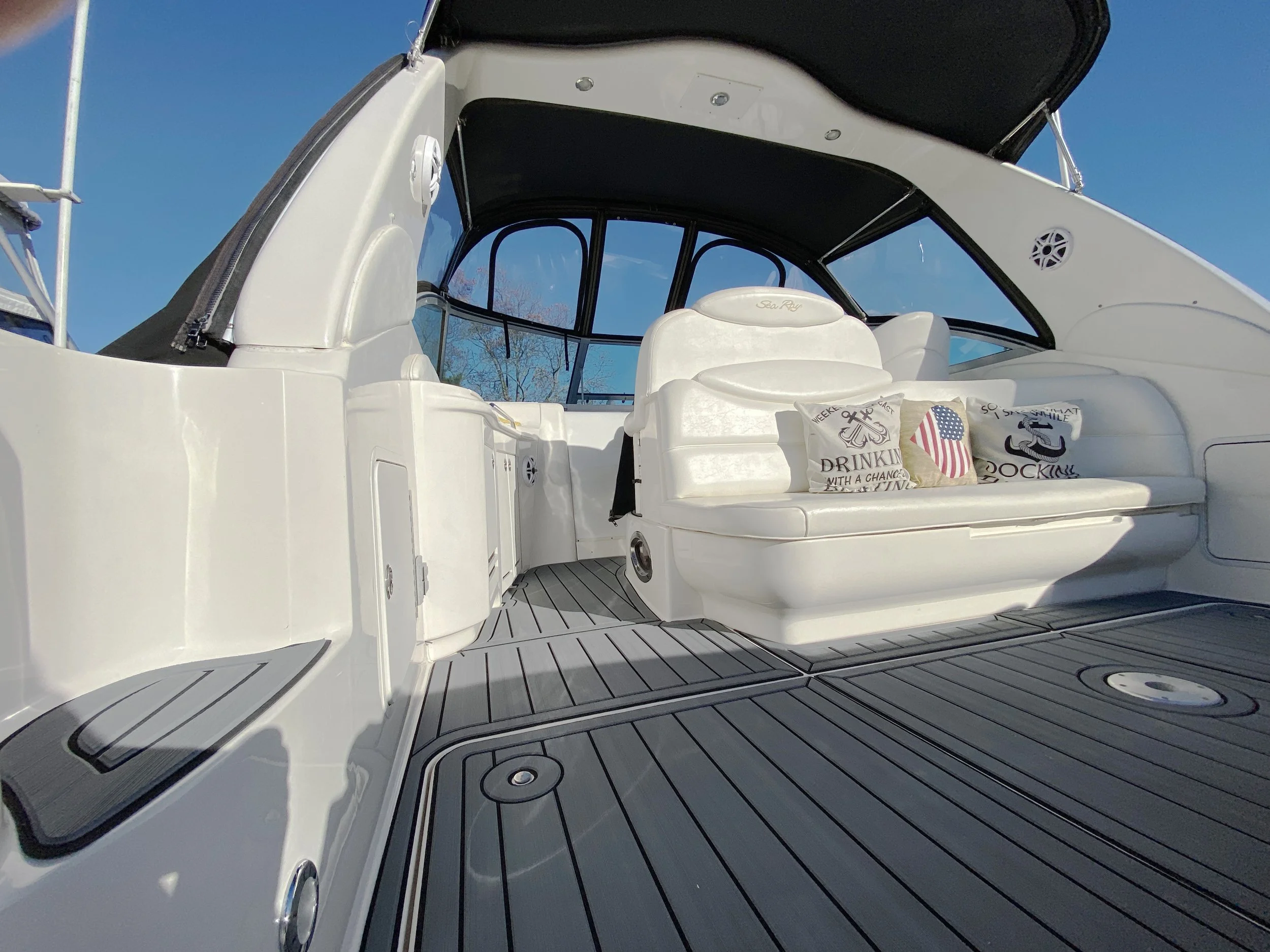 Nauteva Medium Gray Over Black Flooring