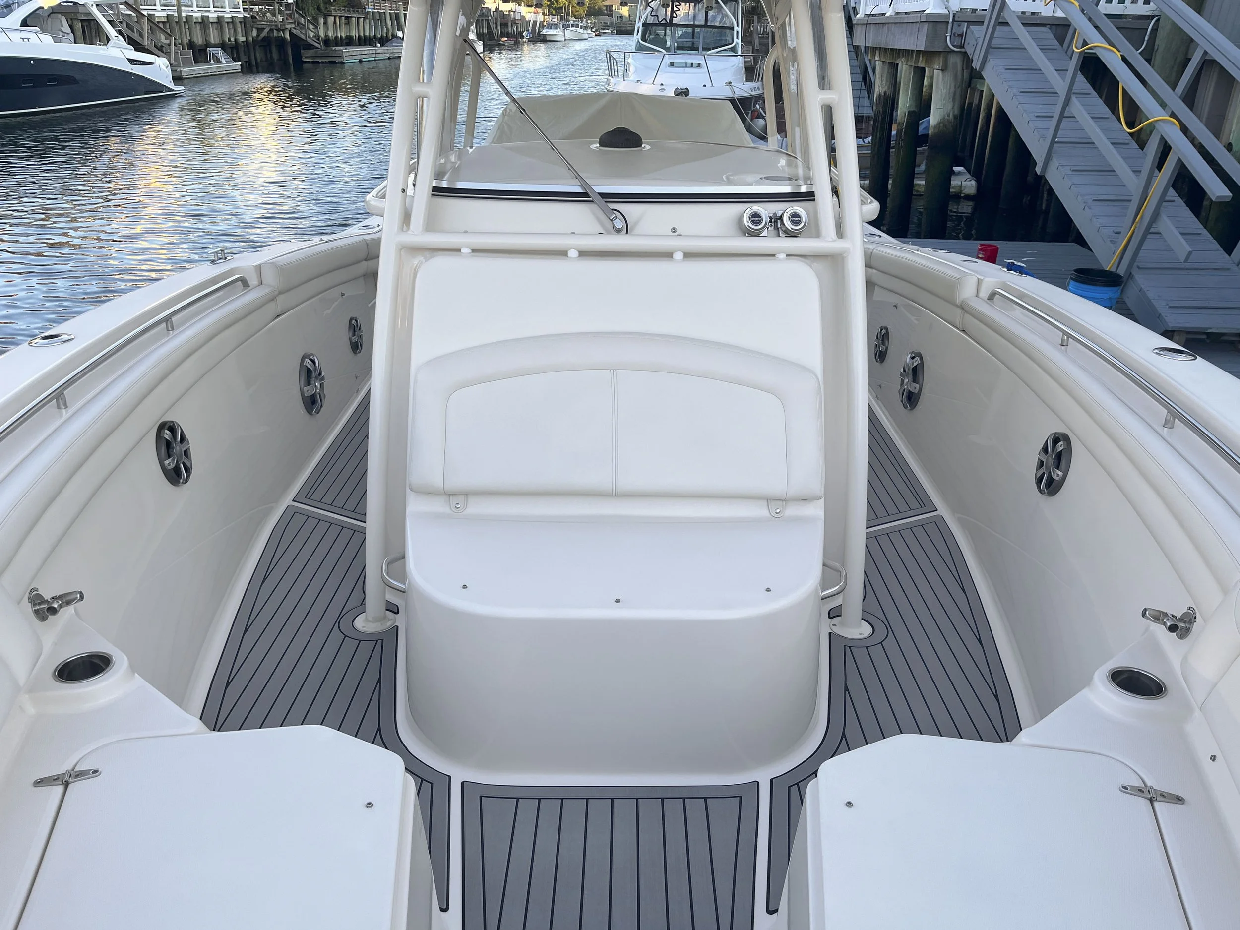 Nauteva Marine Flooring Light Gray Over Black