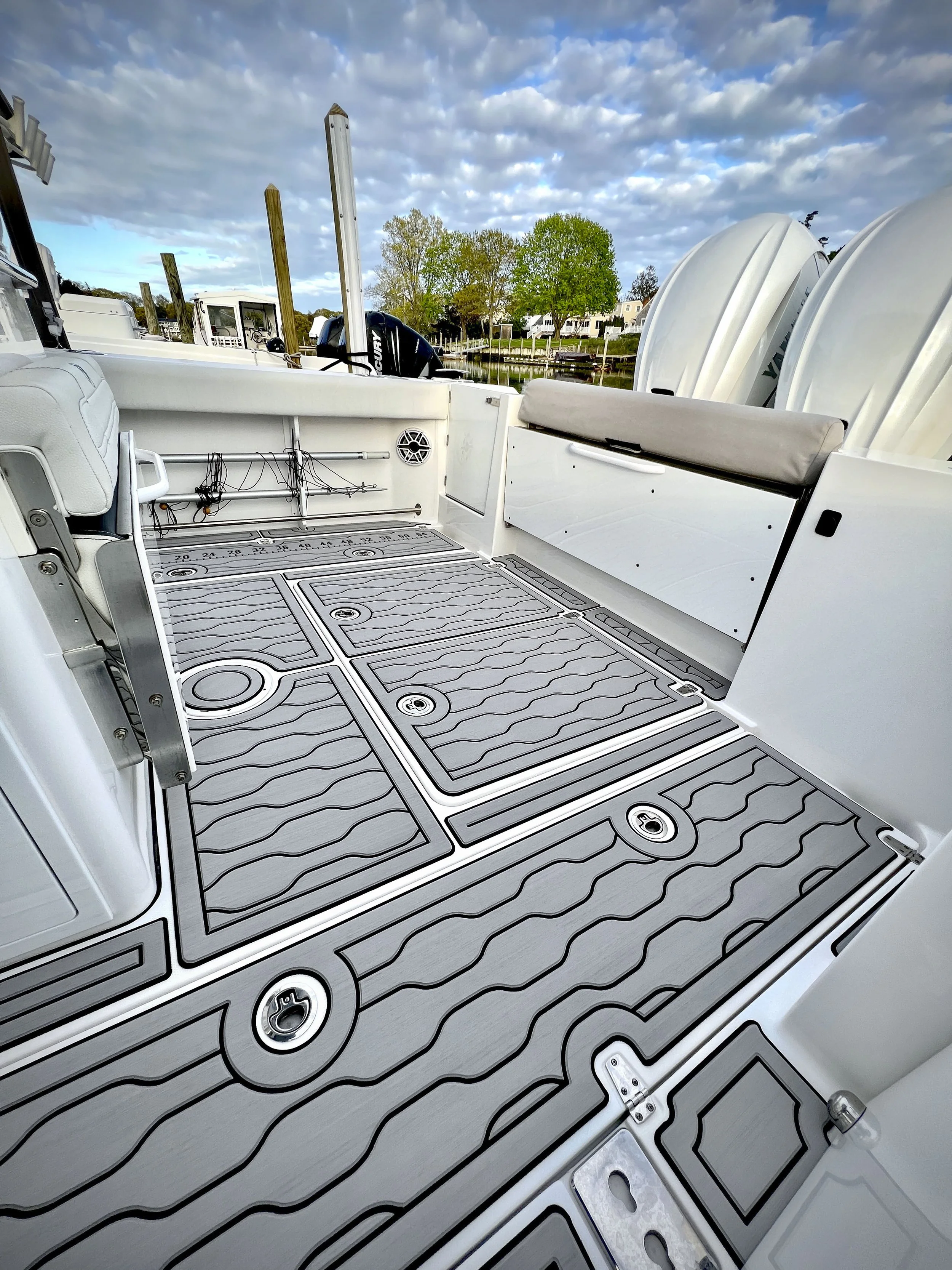 Nauteva Marine Flooring Light Gray Over Black