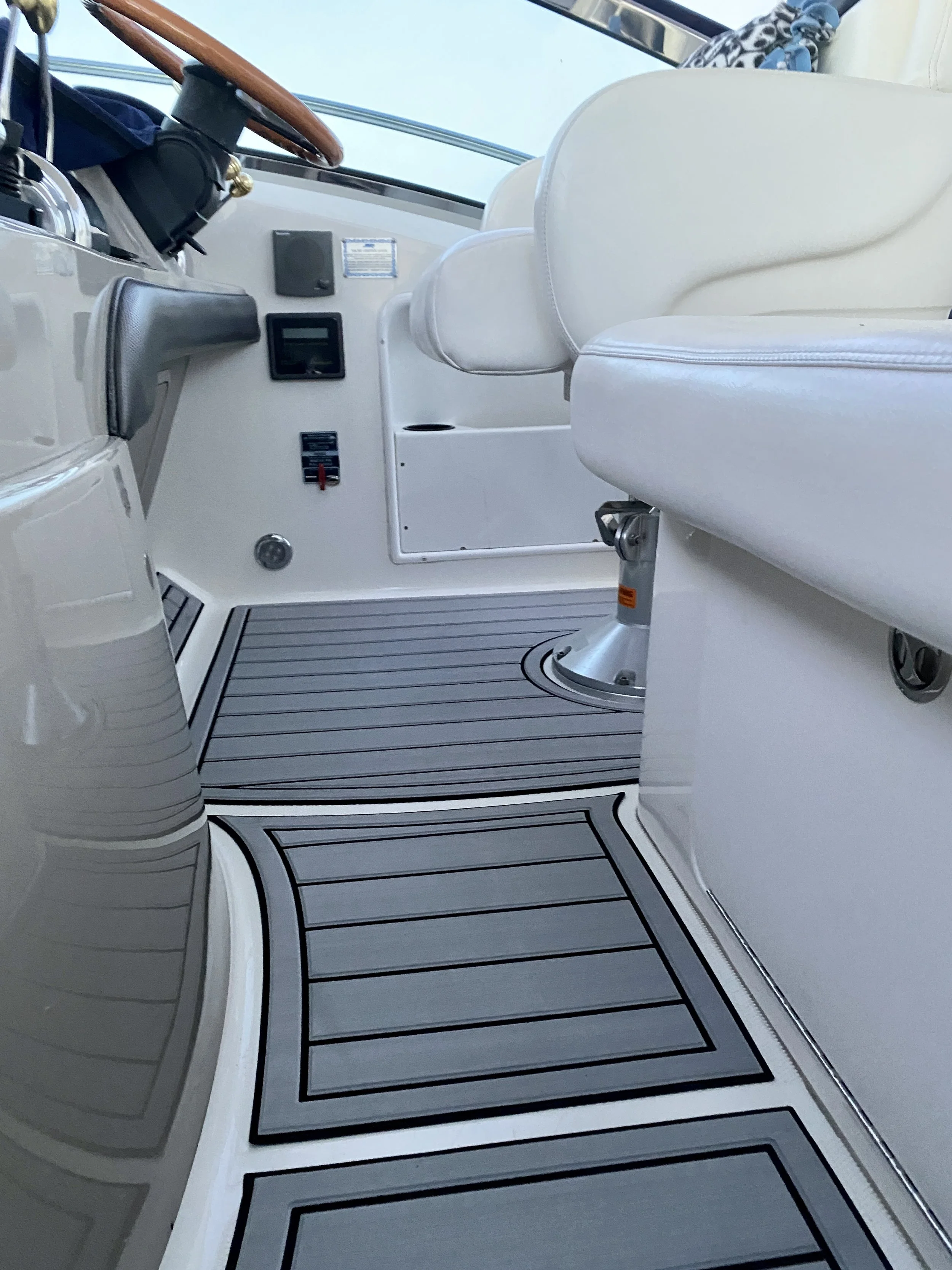 Nauteva Medium Gray Over Black