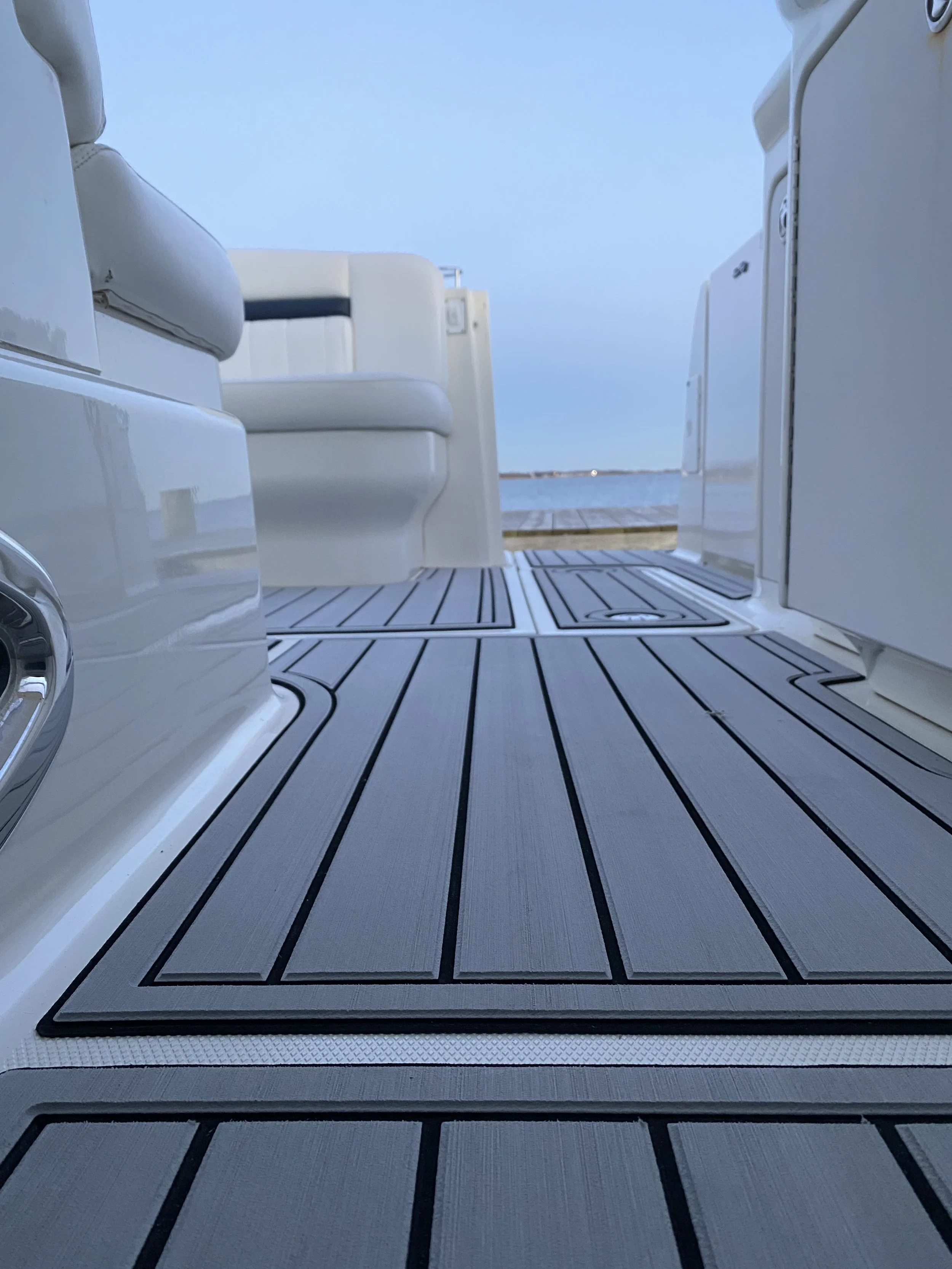 Nauteva Medium Gray Over Black Flooring