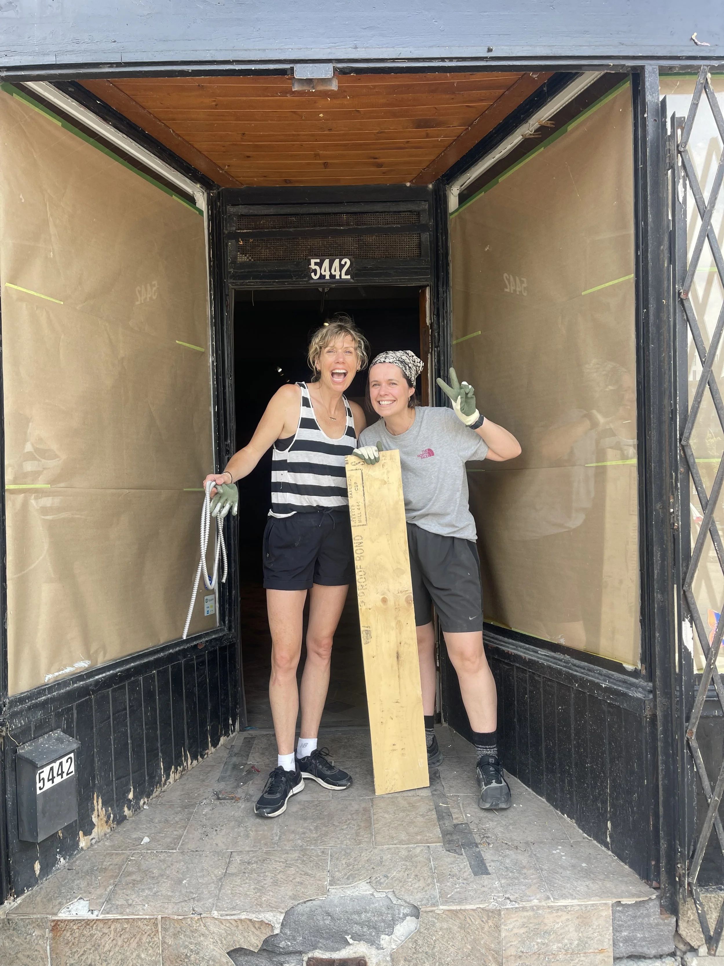 Travaux de rénovation de la façade de la salle de montre Espace CLÉ, située dans le Village Monkland à Montréal.