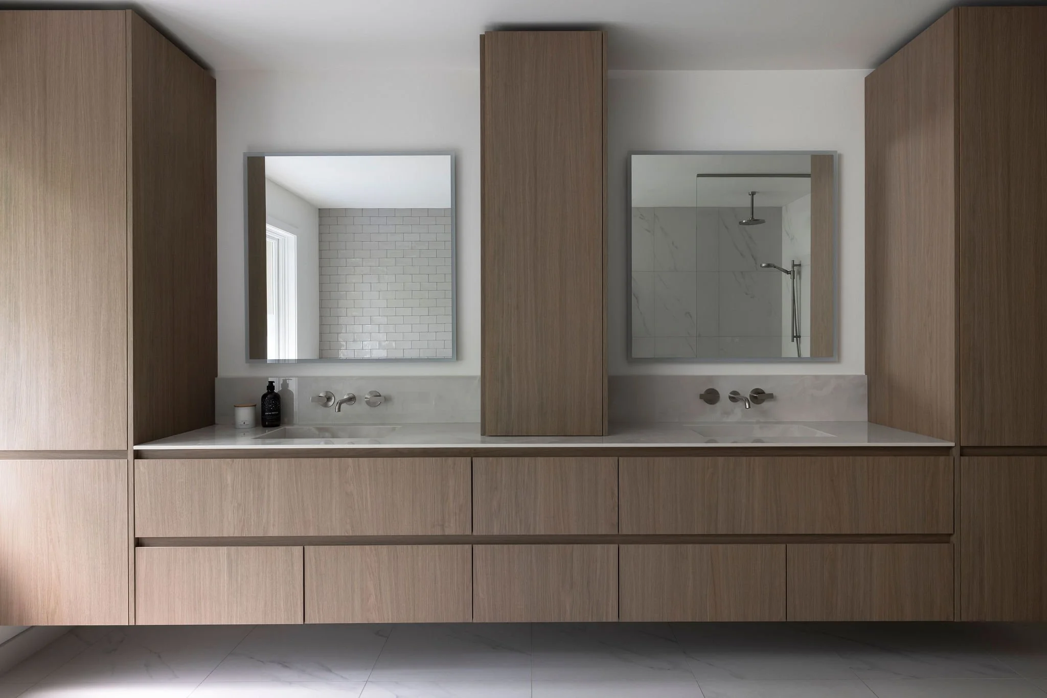 Vanité double Miralis Master Oak Cuivré avec comptoir Dekton Malibu et lavabos intégrés