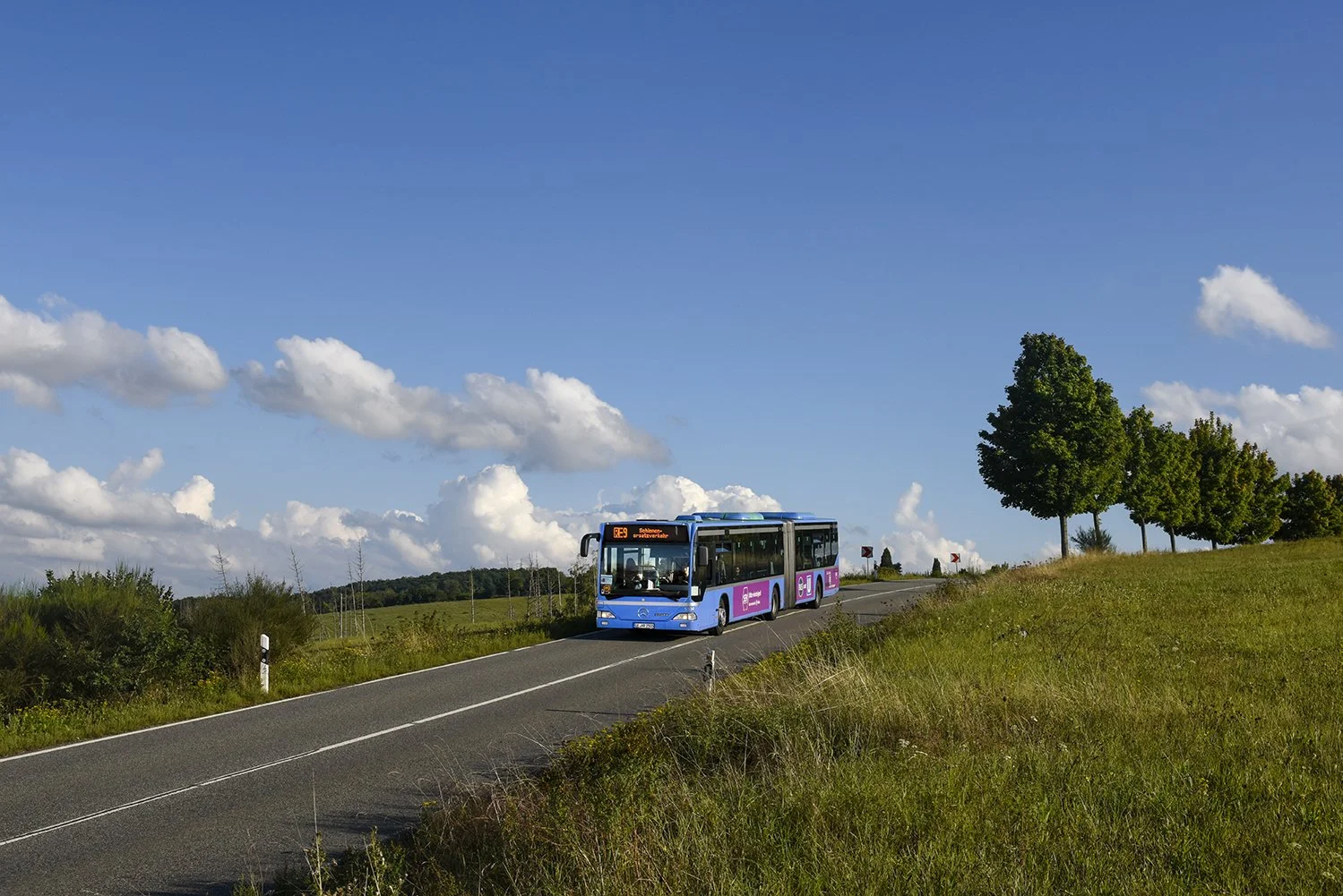 Ein Bus im Ersatzverkehr auf einer Landstraße