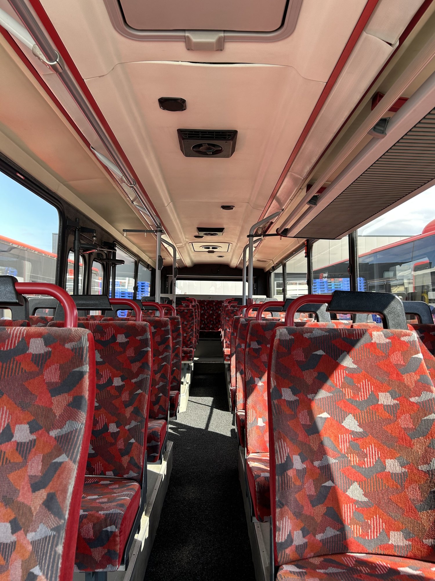 Blick in den Innenraum des historischen Postbusses
