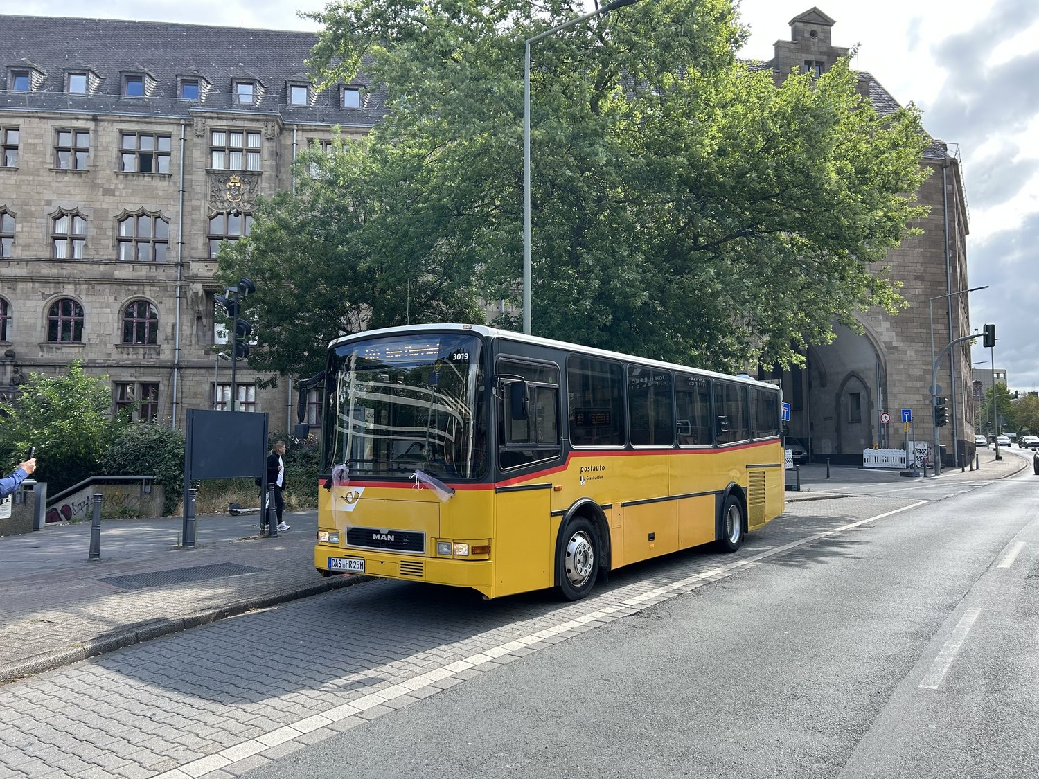 Historischer gelber MAN Postbus in der Stadt