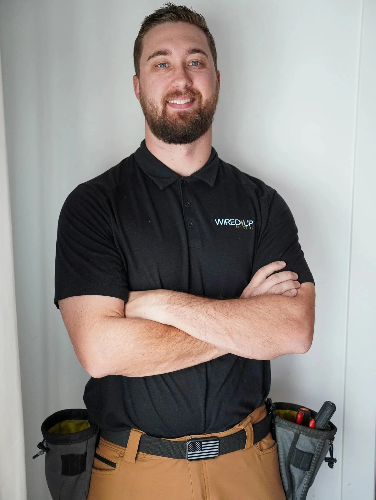 Oranssi carpenter using bench saw