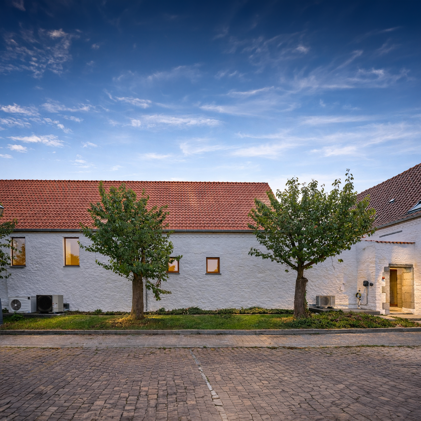 Le gîte « Les Campanes » à Vellereille-le-Sec (Estinnes, Belgique) est une fermette du XVIIIe siècle rénovée, offrant un séjour haut de gamme pour 8 personnes