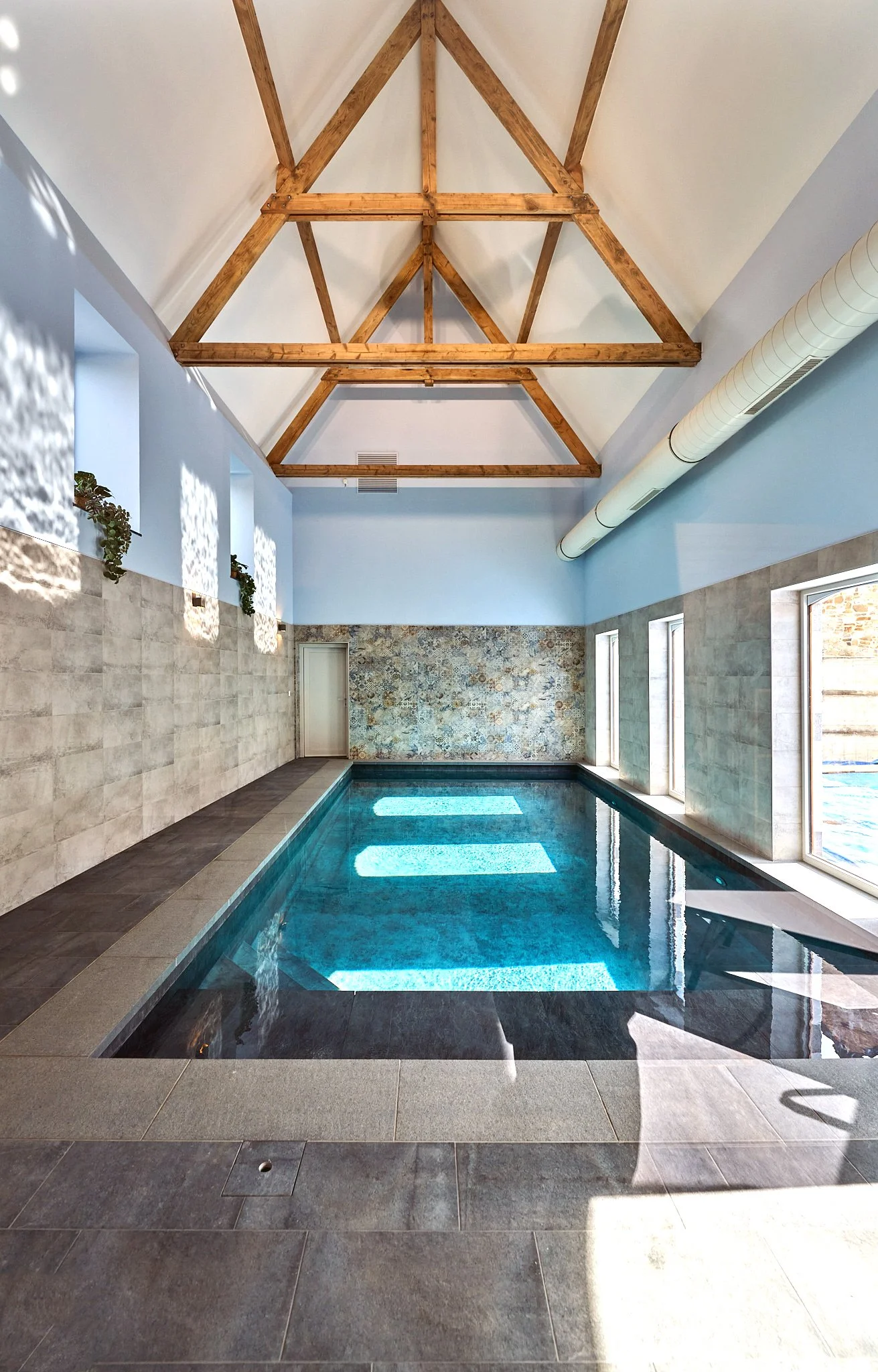 Piscine intérieure sous du gîte « Les Campanes » à Vellereille-le-Sec (Estinnes, Belgique) est une fermette du XVIIIe siècle rénovée, offrant un séjour haut de gamme pour 8 personnes