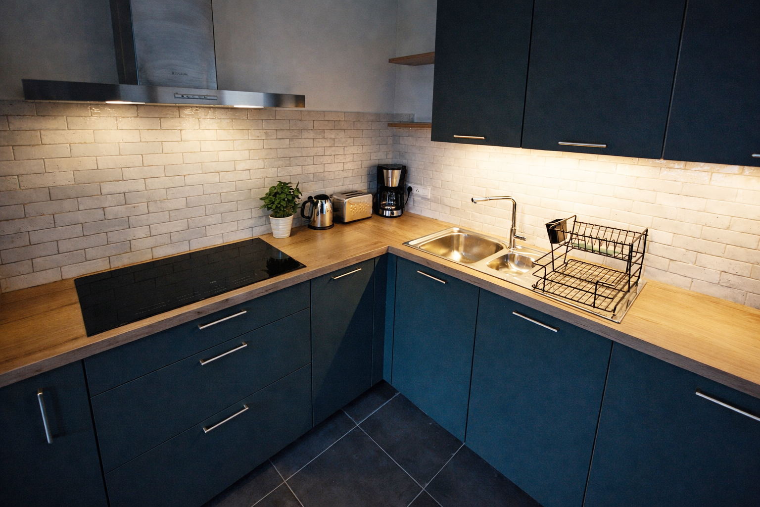 Cuisine moderne du gîte « Les Campanes » à Vellereille-le-Sec (Estinnes, Belgique) est une fermette du XVIIIe siècle rénovée, offrant un séjour haut de gamme pour 8 personnes