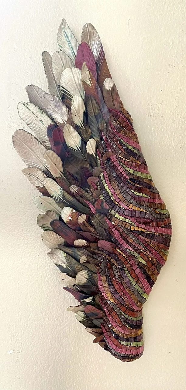 Un'ala.
2021.
Smalti, raku, gold.
20" x 10".
