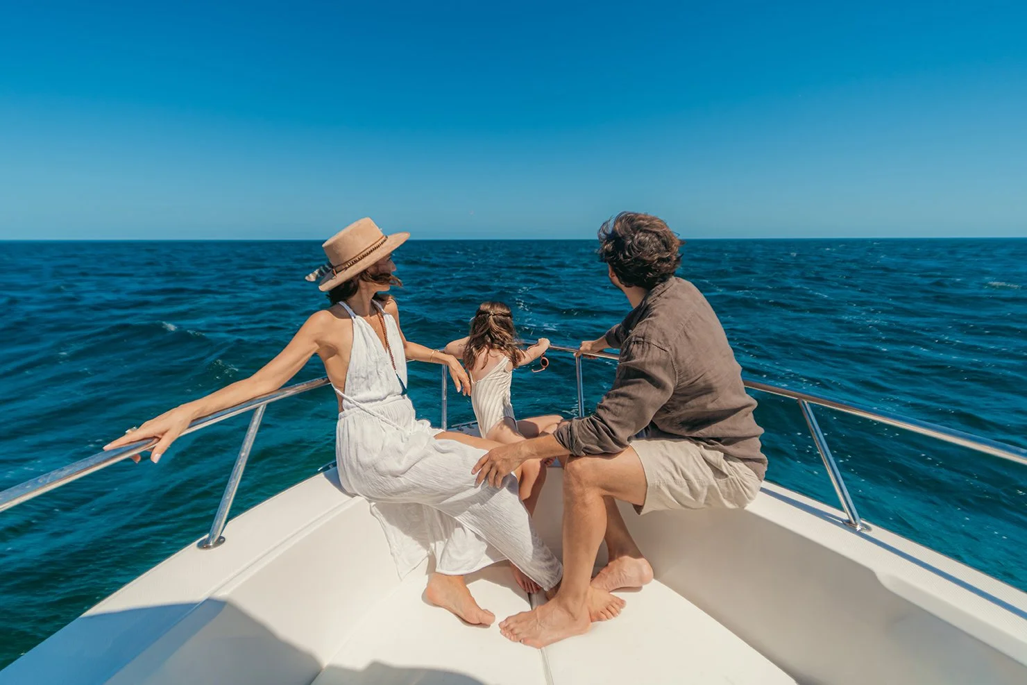 Una familia disfruta de un paseo en yate en el mar en un día soleado y despejado.