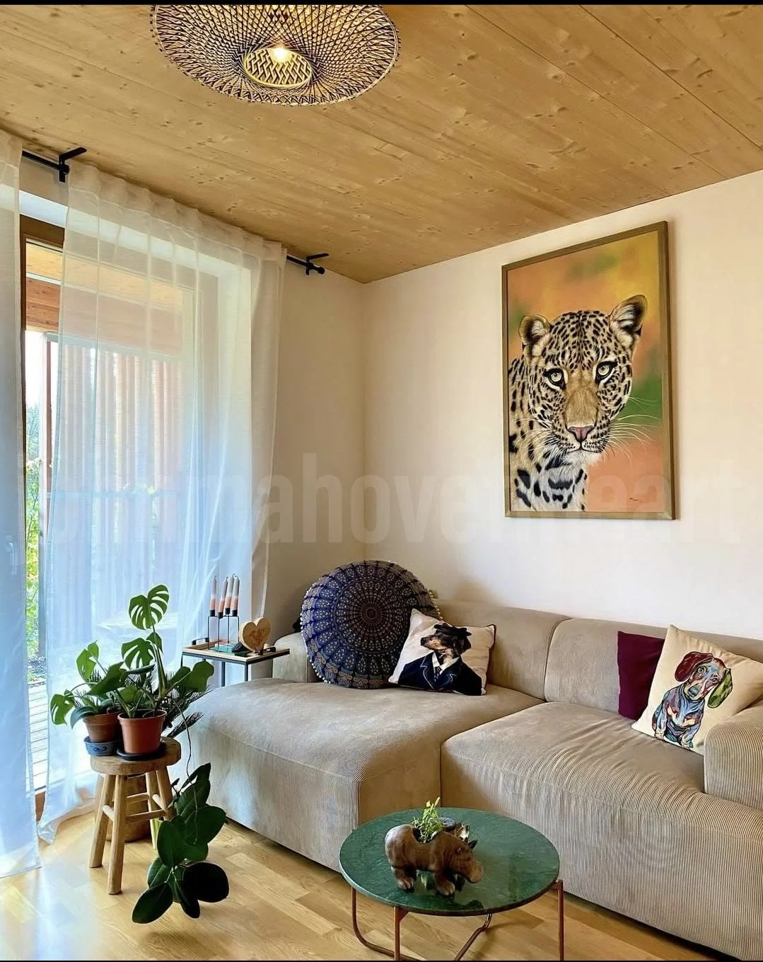 Original oil painting by John Mahove displayed in a private collector’s home. This interior setting highlights how the work lives within a real space, reflecting the connection between wildlife art and contemporary interiors. Collected worldwide and 
