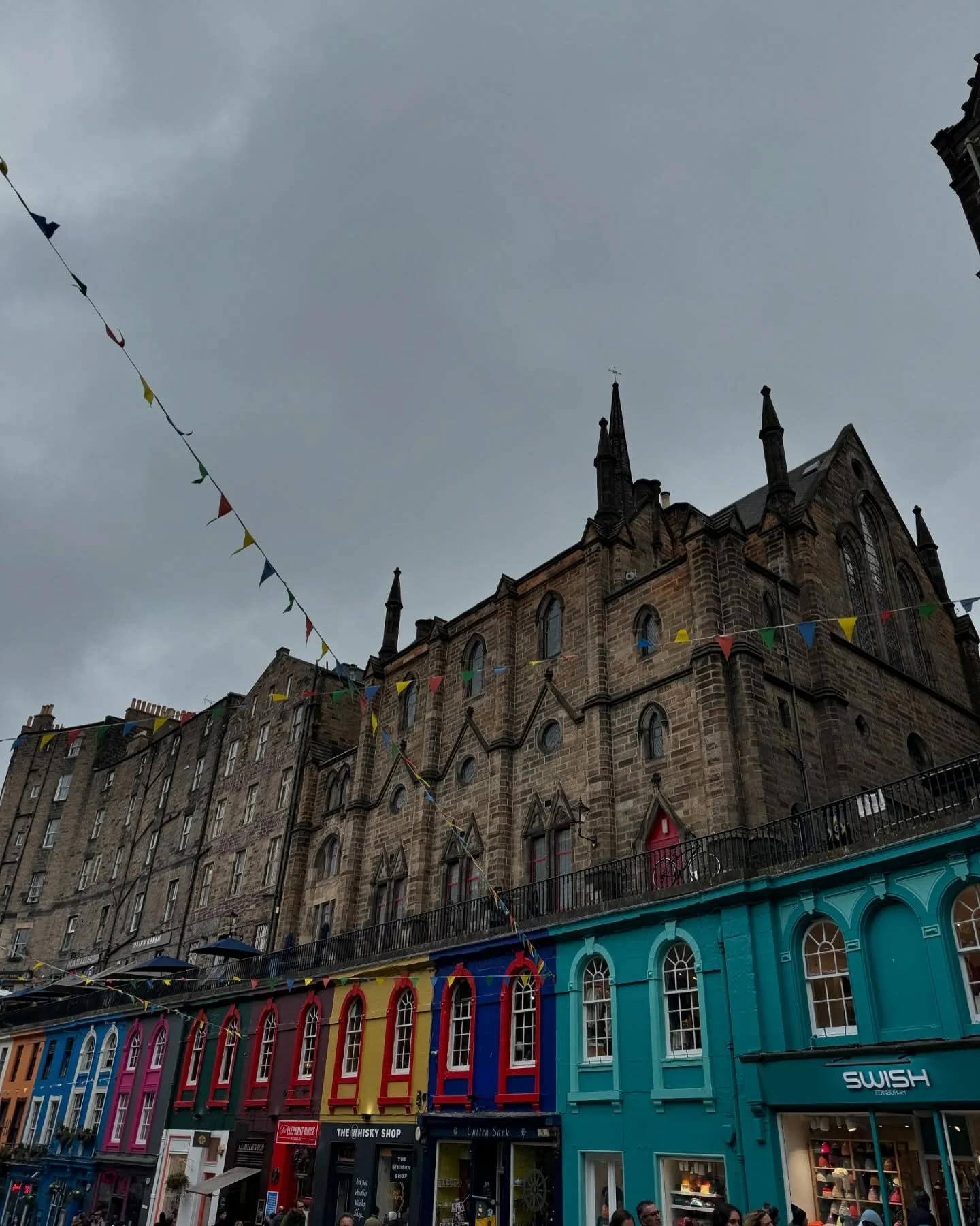 2 weeks in Scotland 🏴󠁧󠁢󠁳󠁣󠁴󠁿 victoria street, the last drop🥃 kev is logan roy, my new favorite book store, scottish oysters 🦪 baby Guinness &amp; espresso martini, Dean village, four 99s 🍨 Dumbeldore's grave &amp; hogwarts express 🚂 honey t