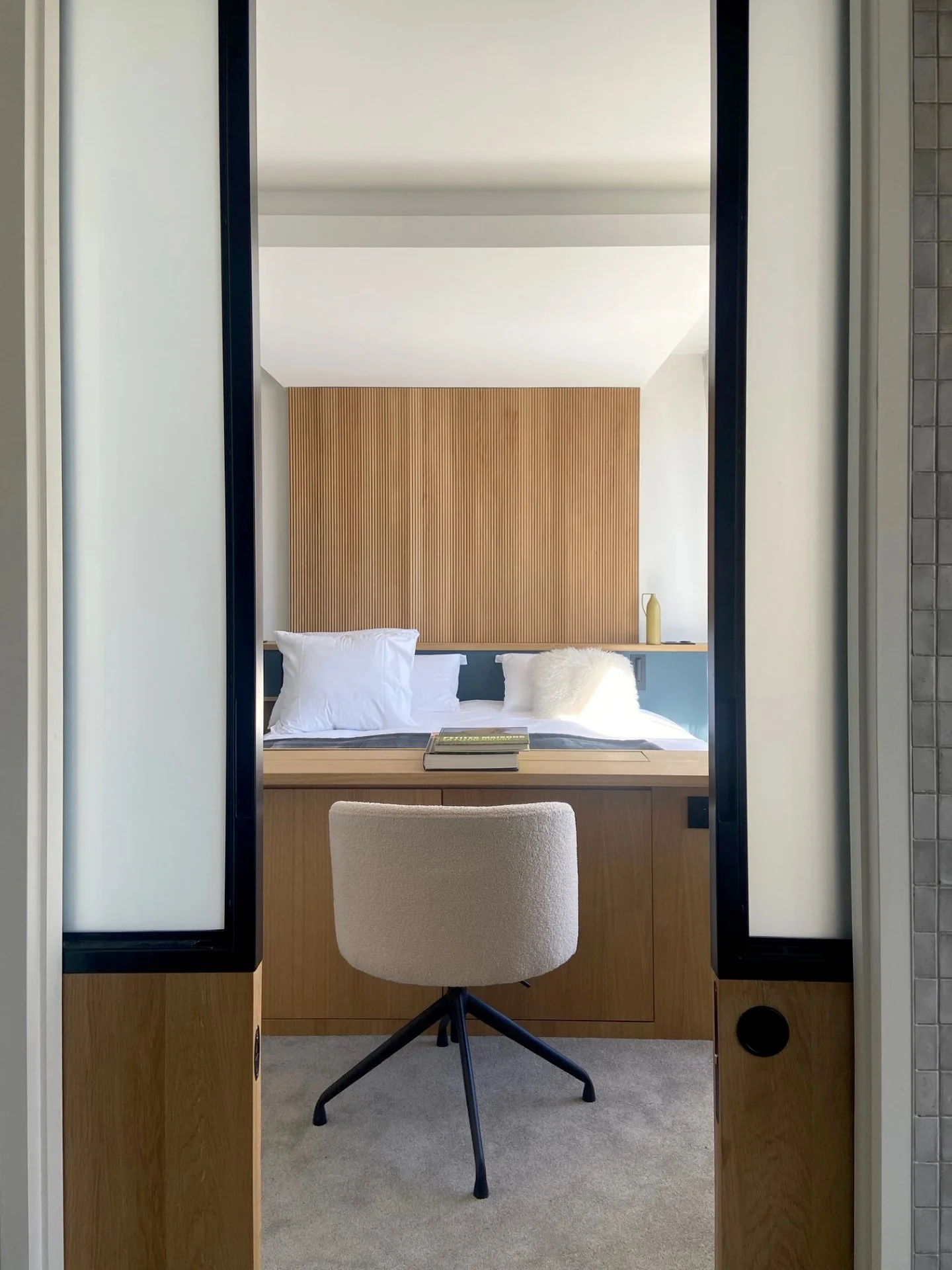 Intérieur d'une chambre moderne vue à travers une porte.