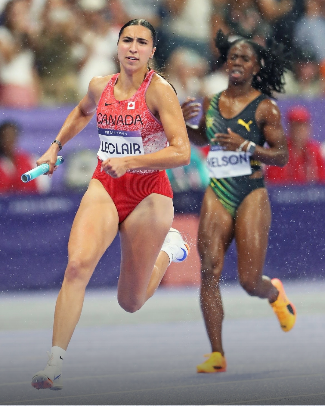 Deux femmes courent lors d'une compétition d'athlétisme, une portant un maillot rouge avec le mot 'Canada' et une autre portant un maillot noir et vert.