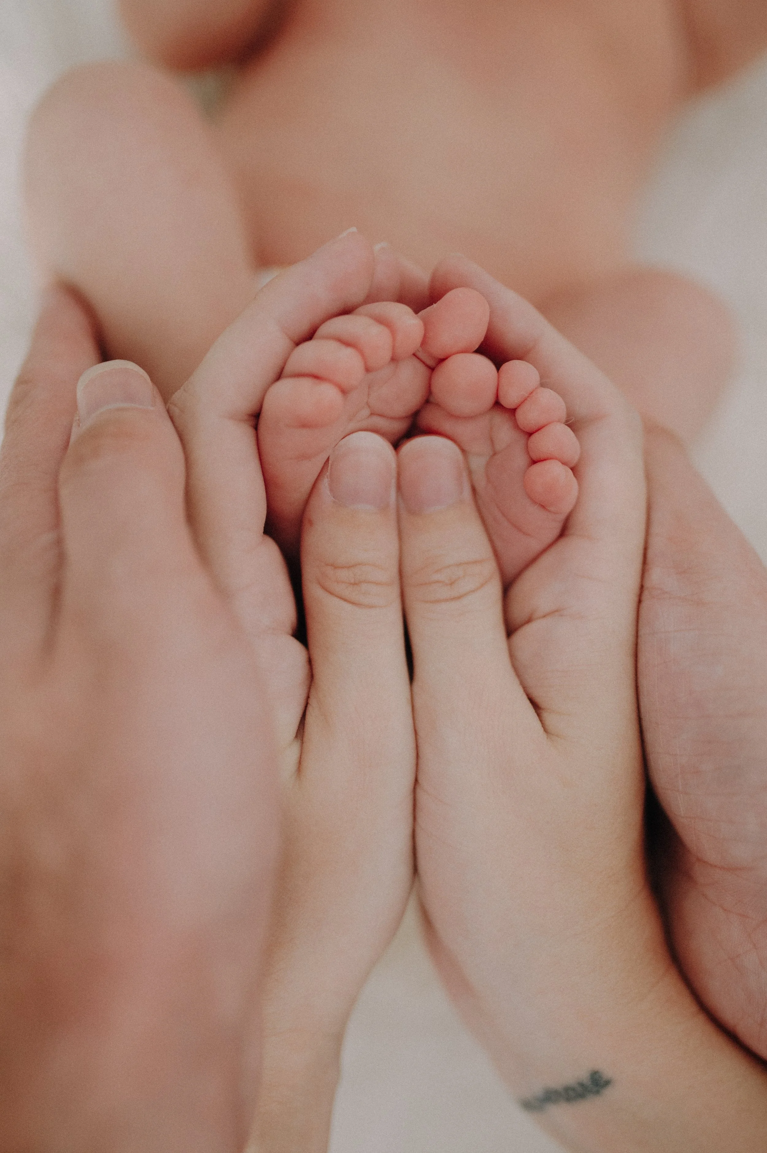 Foto tierna de un bebé y sus padres, fotografía familiar documental y natural.