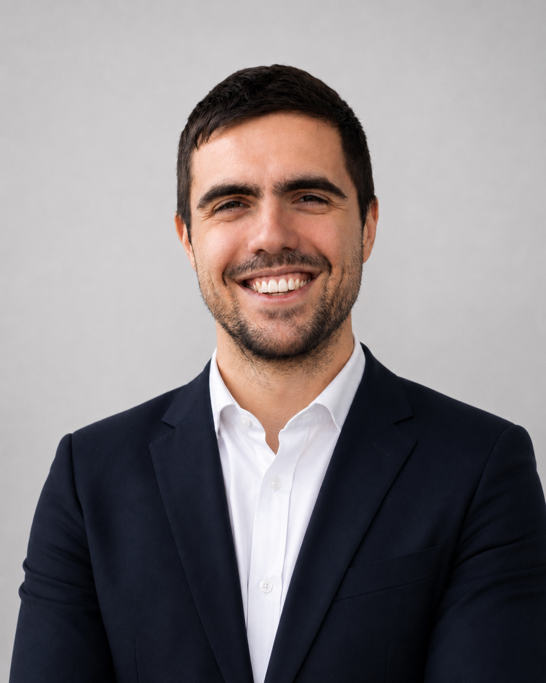Ritratto professionale di Dario Matassa, consulente specializzato in strategia di comunicazione, content marketing e posizionamento.