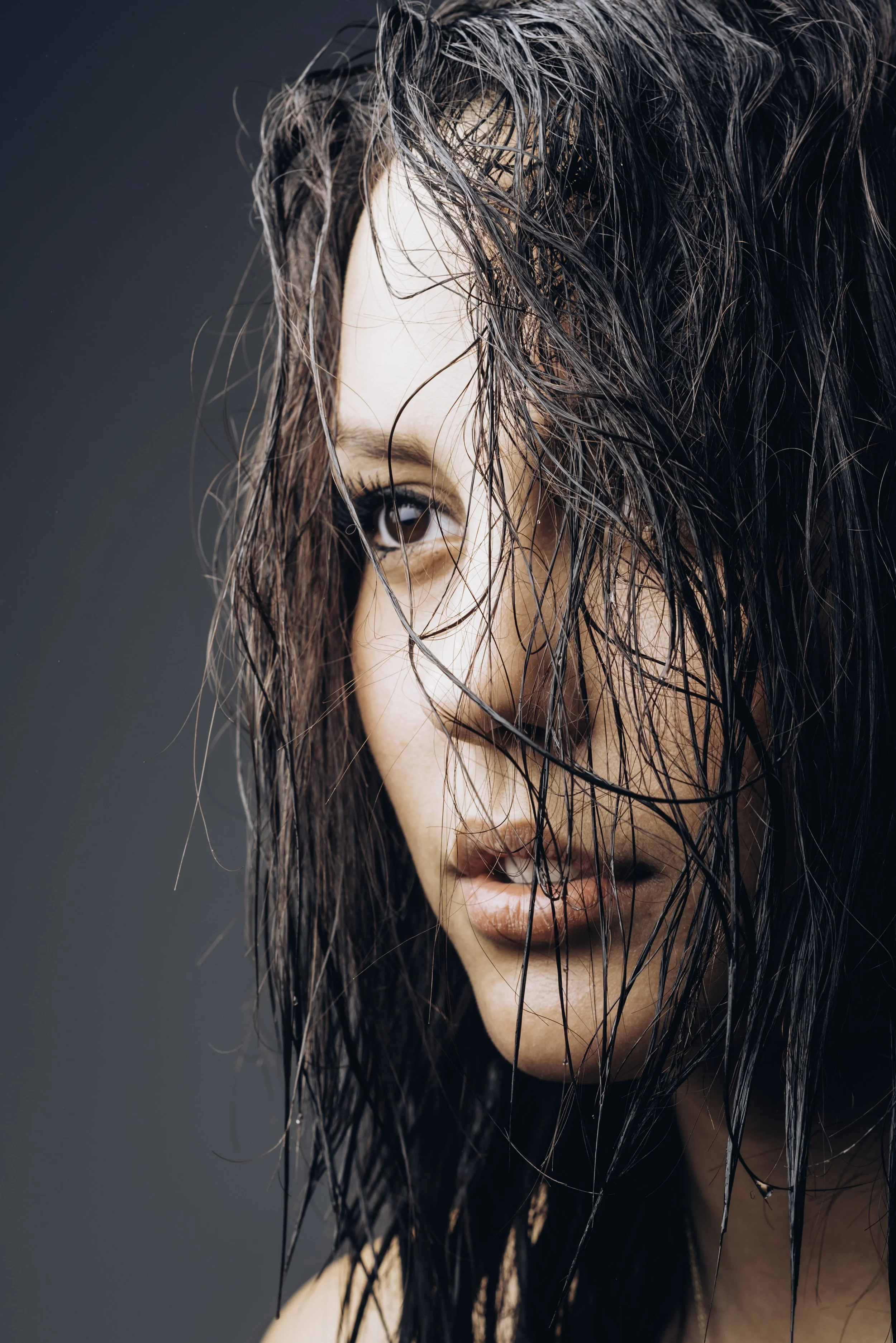 Shooting portrait cheveux mouillés en Studio de la modèle : Chloe Afonso @chloe_afns