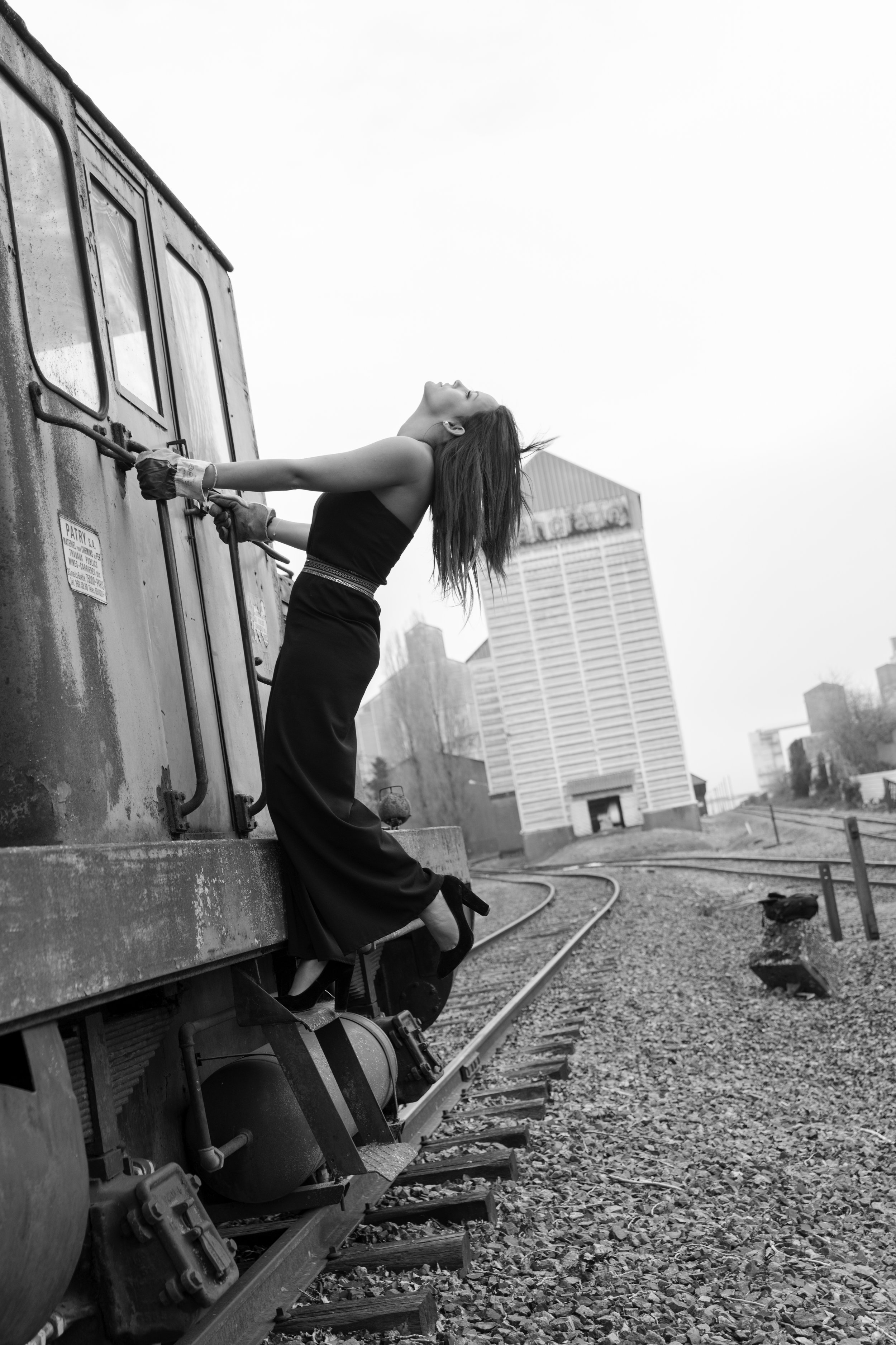 Shooting accrochée a un train de la modèle : Chloe Afonso @chloe_afns