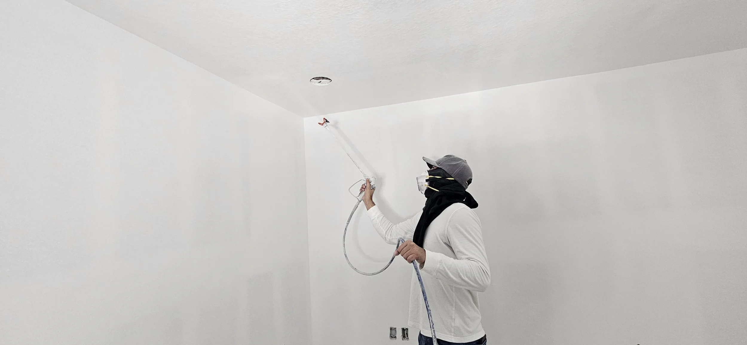 Oranssi carpenter using bench saw