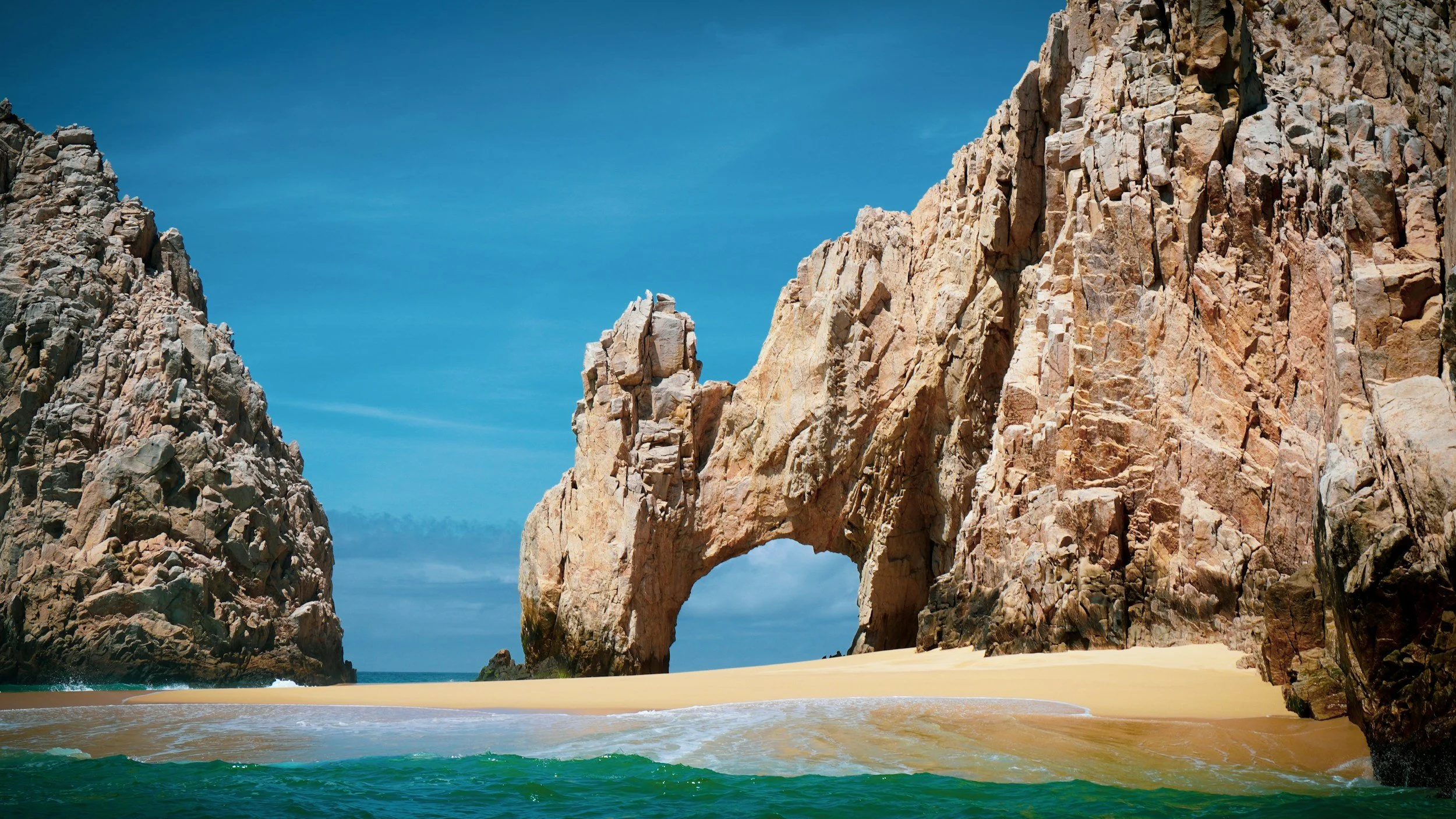 Formación rocosa del El Arco en Cabo San Lucas bajo un cielo despejado, Baja California Sur.