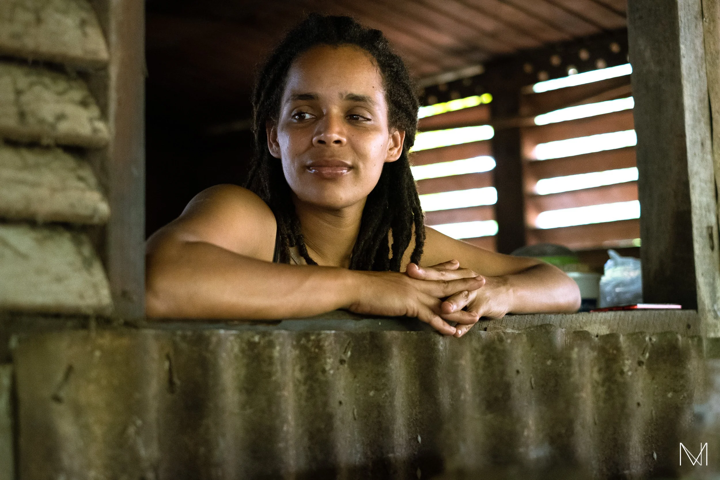 Stephanie Bailey, Las Cuevas