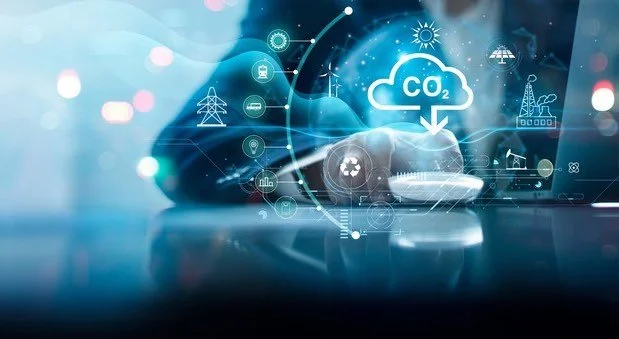 Person clicking a mouse below a CO2 cloud