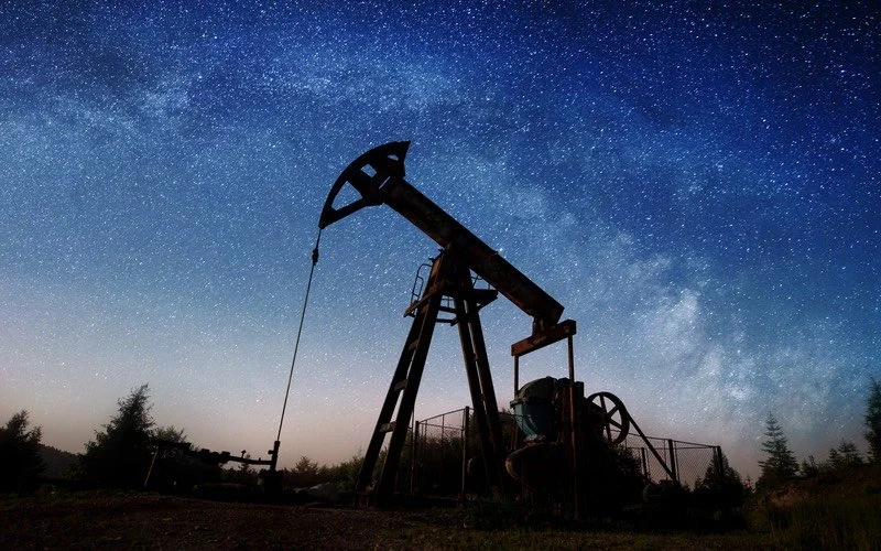 Oil rig in front of a starry sky