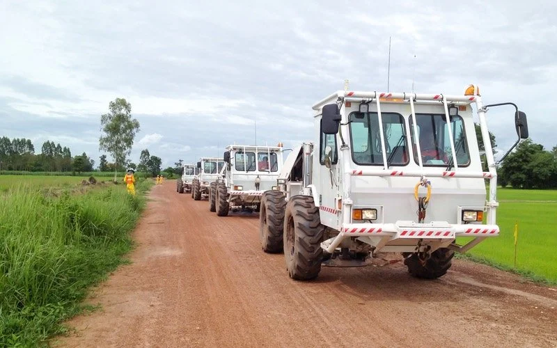 Seismic vibrator trucks