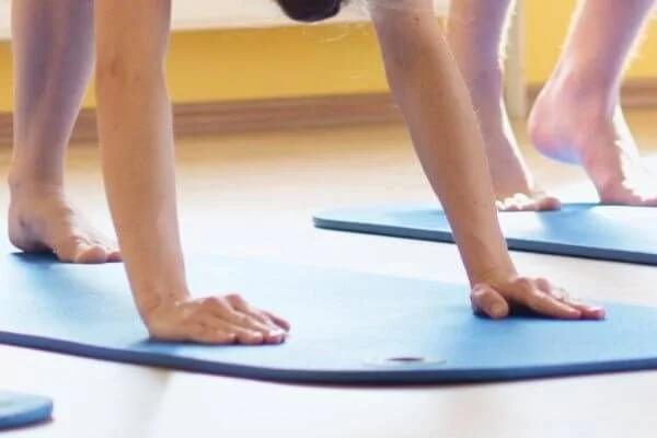 hands on a yoga mat with poor alignment leading to wrist pain