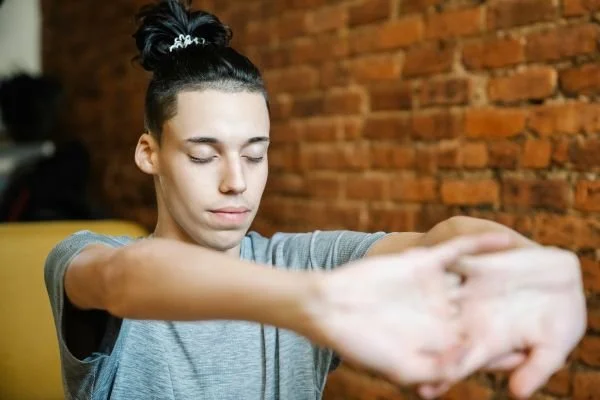 yoga student cracking the knuckles of their hands