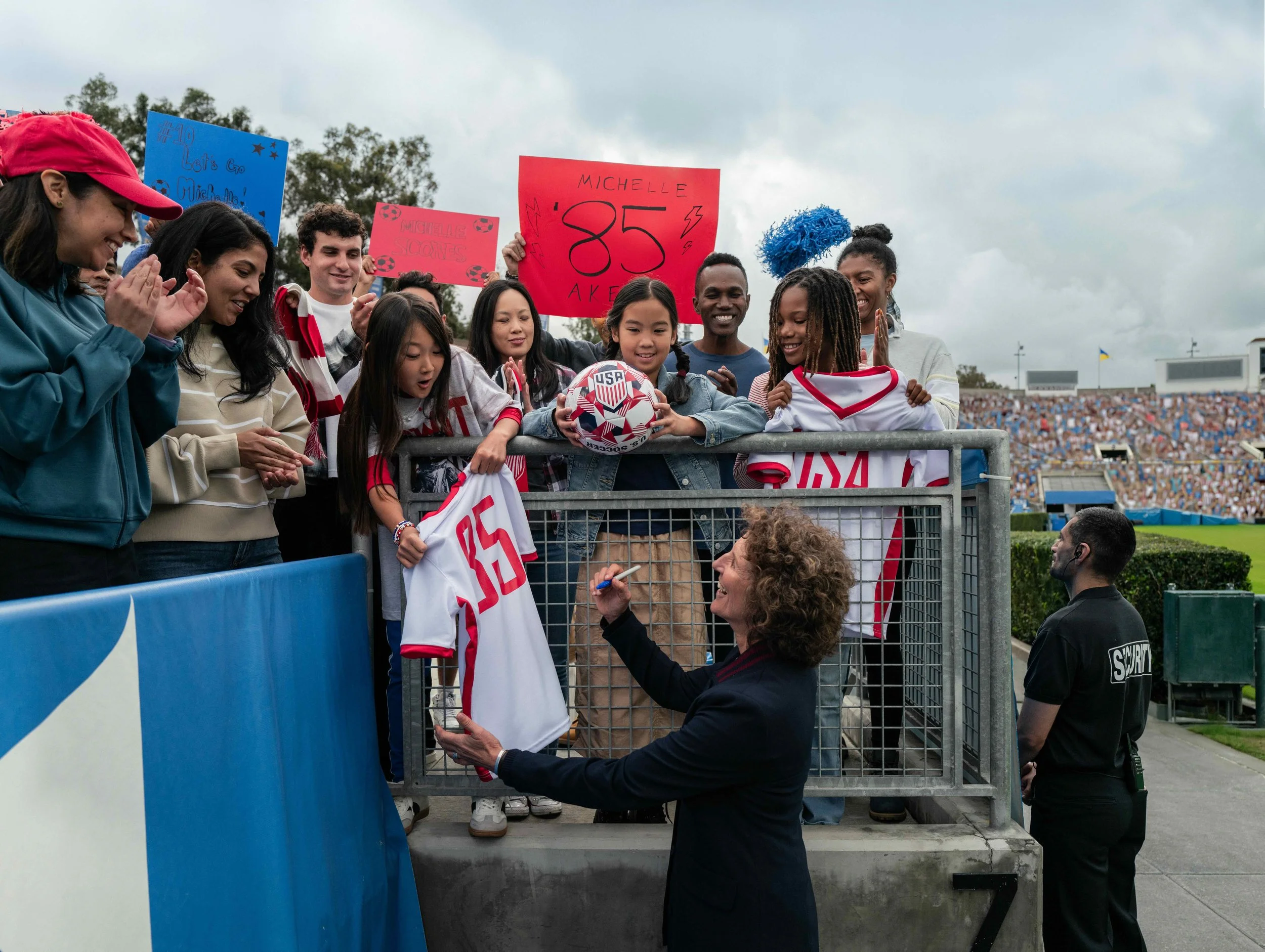 ENT_FWC26_Michelle_Akers_Jersey Signing_RGB.jpeg