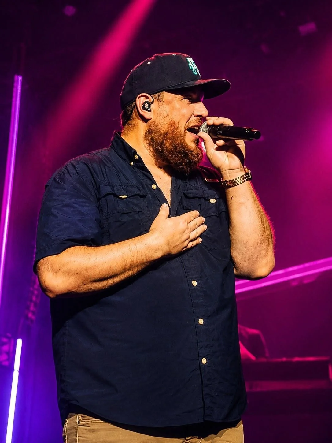 Luke Combs sur la scène de l'Accor Arena à Paris