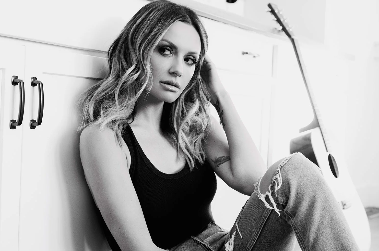 Portrait en N&B de Carly Pearce