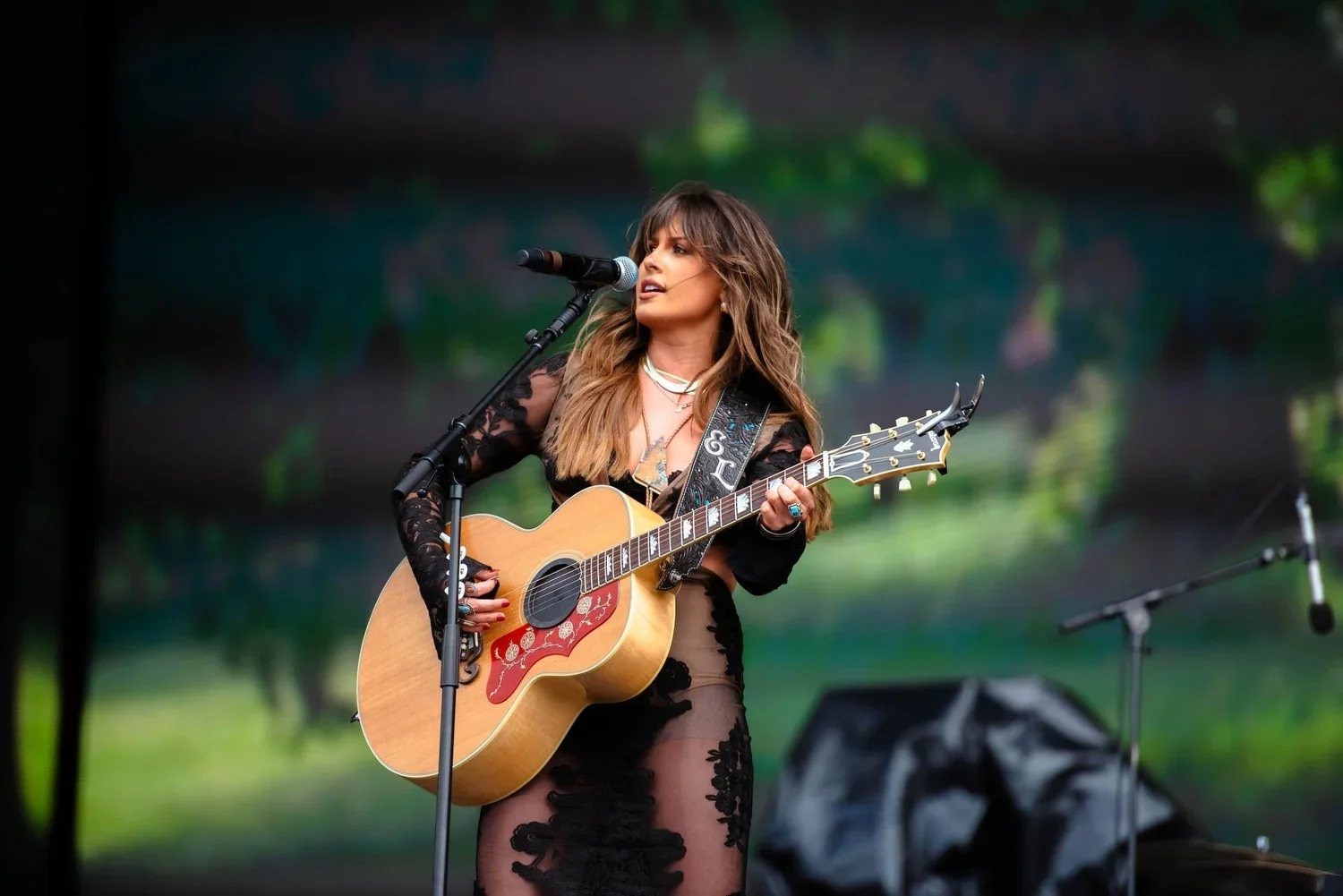 Photo d'Ella Langley en concert