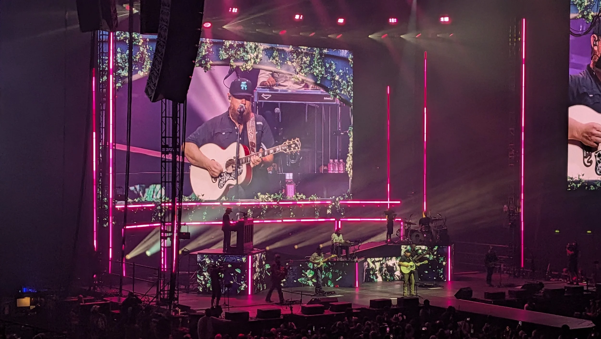 Scène de l'Accor Arena pour le concert de Luke Combs à Paris
