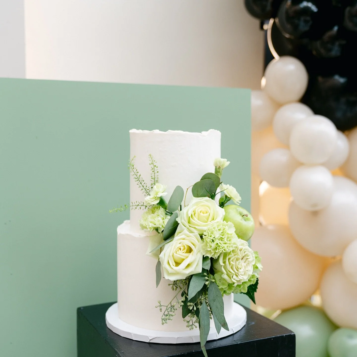 Apple of our eye 🍏 

6/8&rdquo; funfetti cake with vanilla buttercream 

#appleofoureye #babyshower #babyshowercakes #babyshowerideas #momtobe