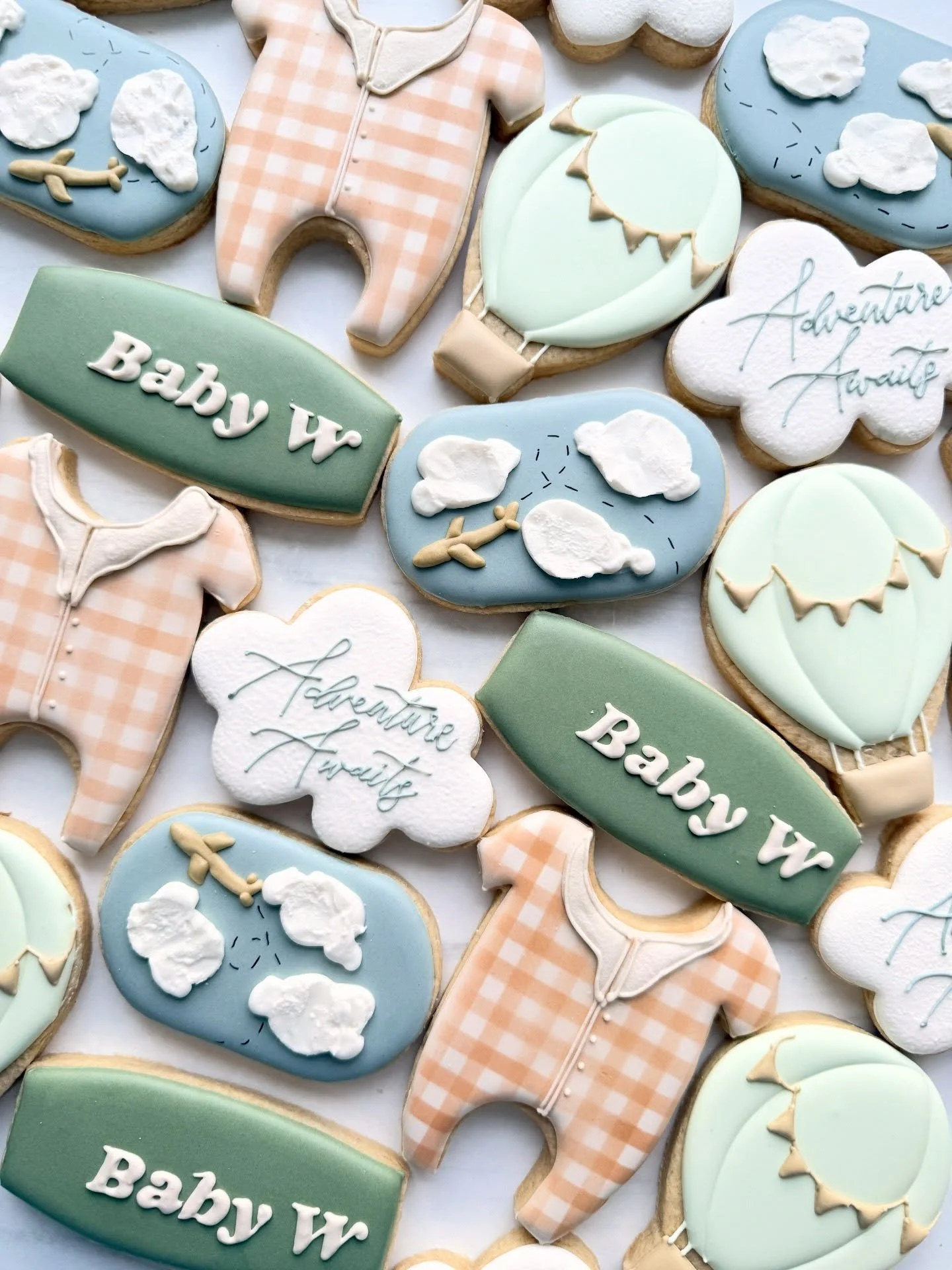 Adventure awaits for baby W ☁️ 

#designedcookies #adventureawaits #babycookies #babyshowercookies