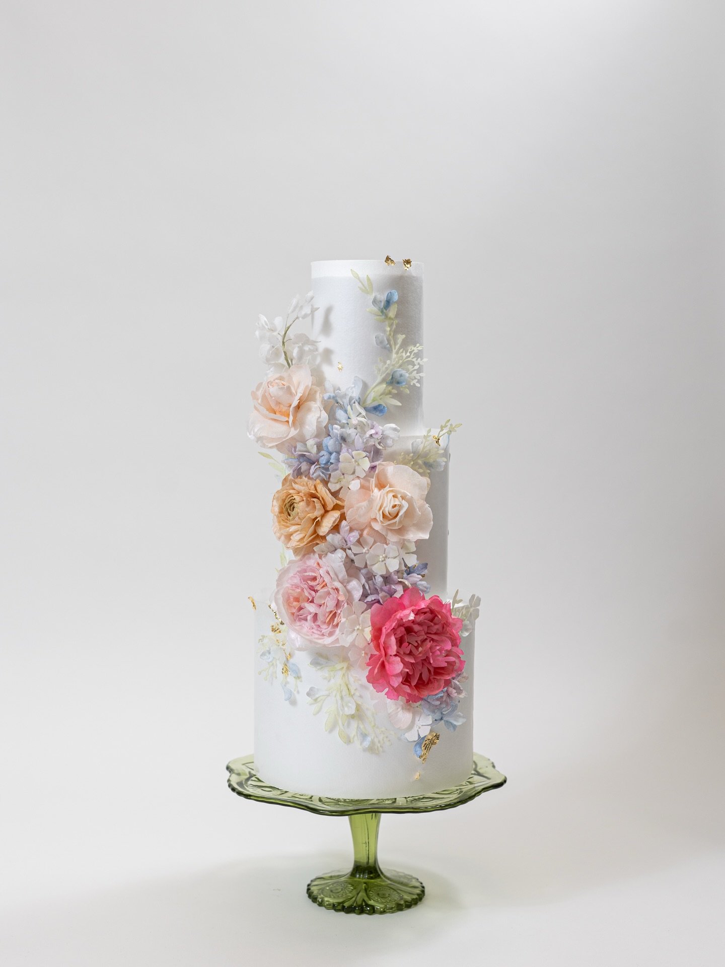 Last week, I spent two days learning how to design wafer paper florals from @petitepivoine_cakes who created the method herself. Her process is so methodical and precise; each petal is hand placed, and the result is truly magic. I&rsquo;ve never work